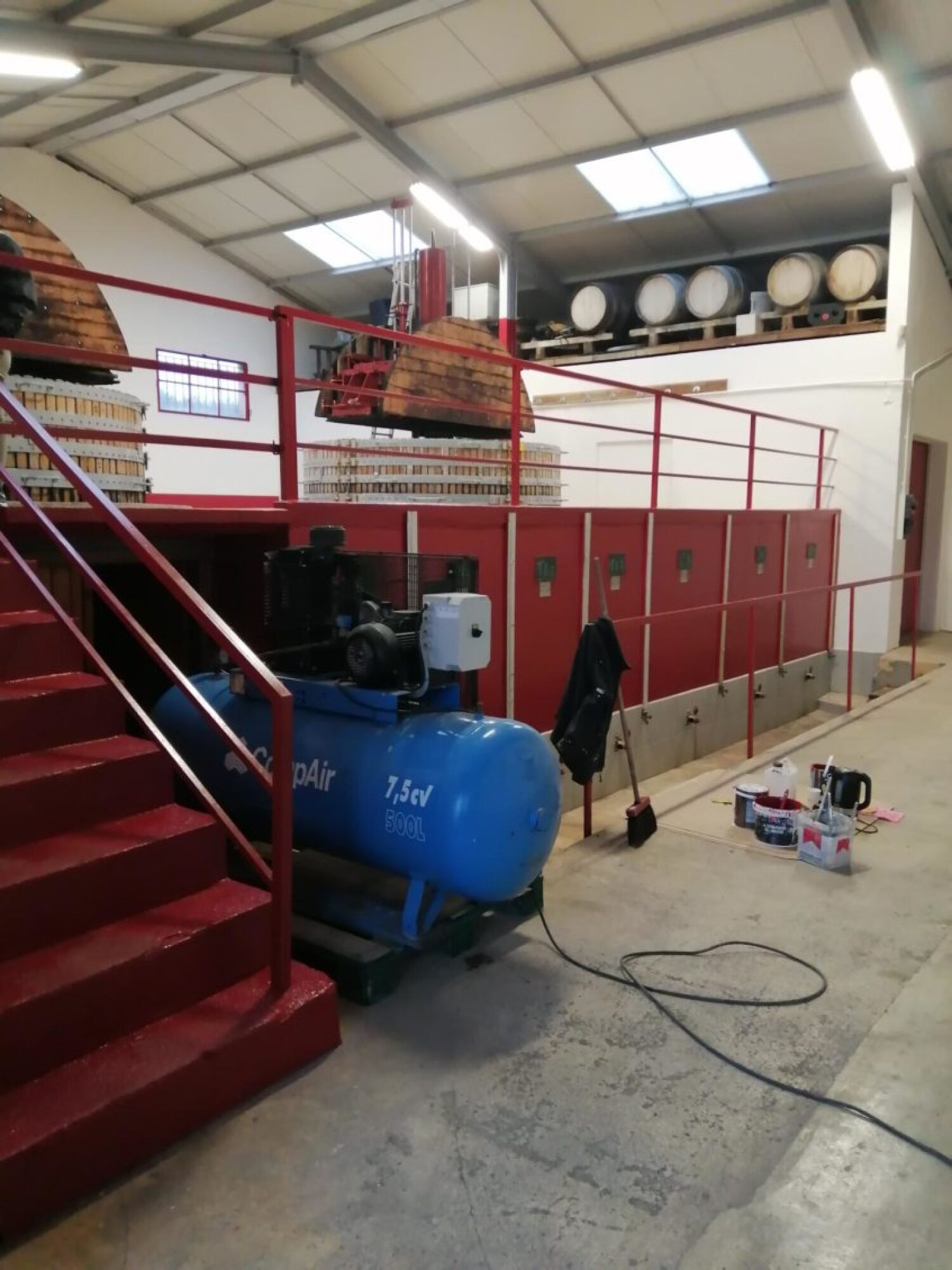 Mise en peinture de cuveries-pressoirs