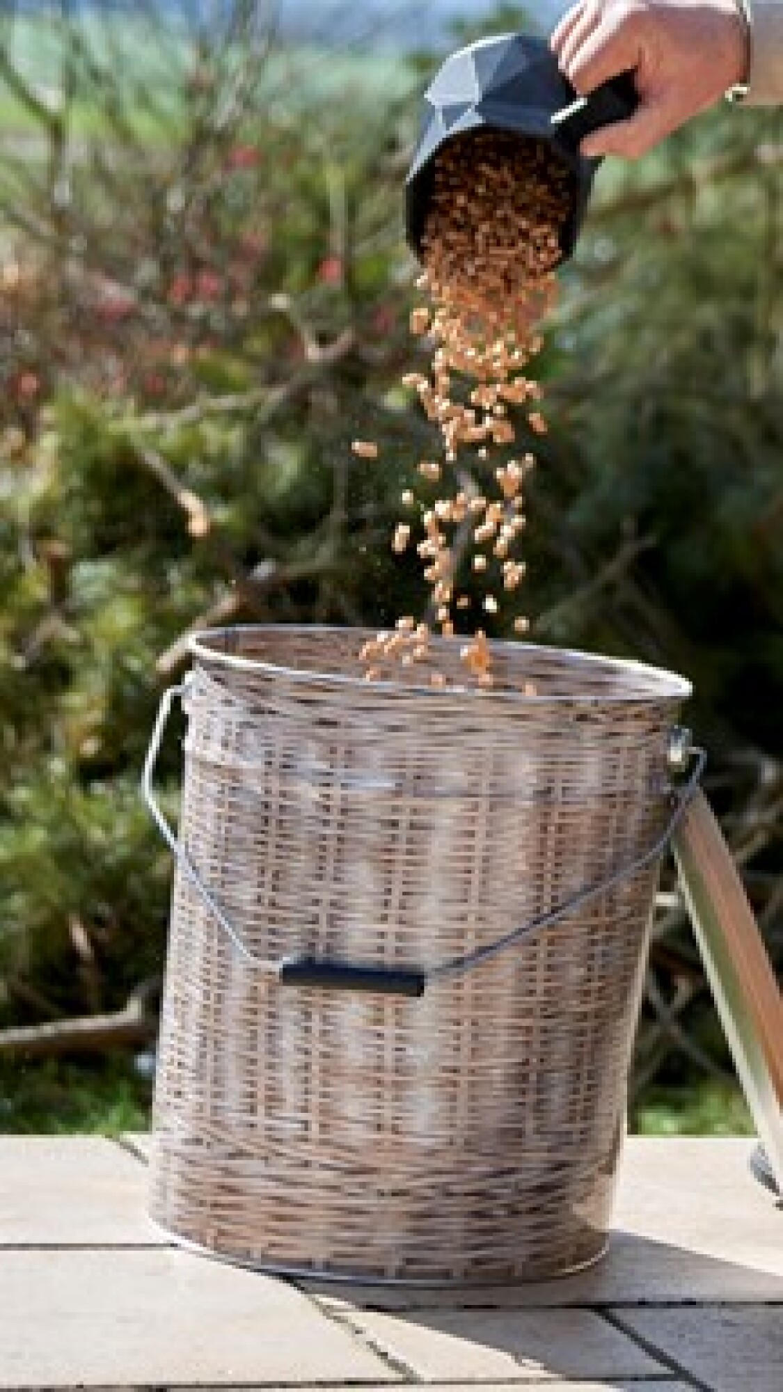 Seau à pellets décor osier intérieur et extérieur