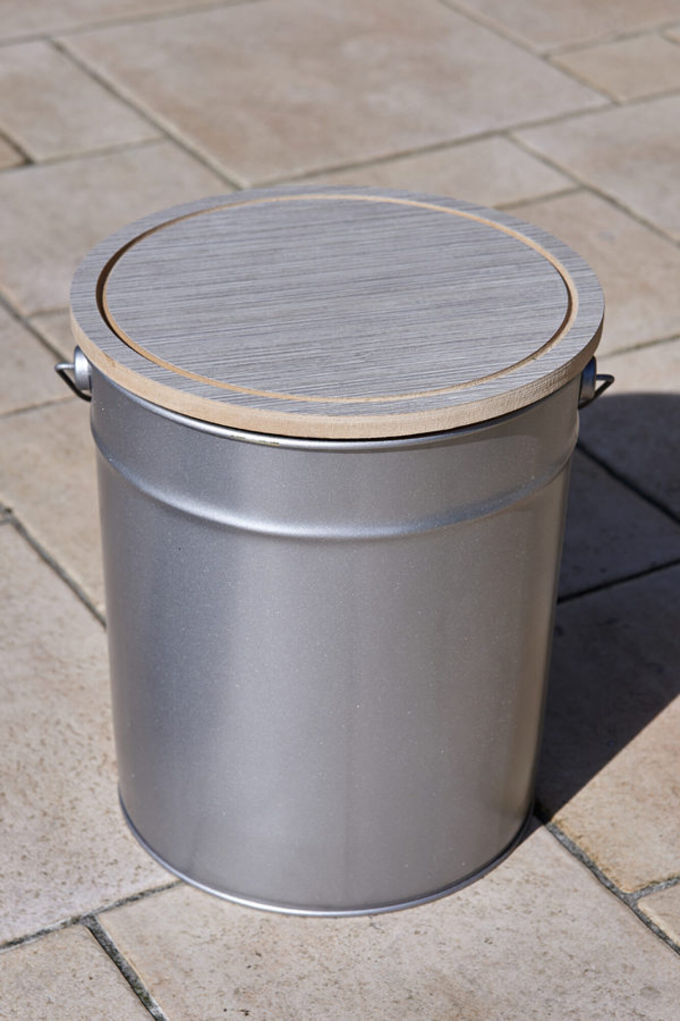 Seau-siège à pellets près du feu (avec plateau d'assise et de fermeture) 21L