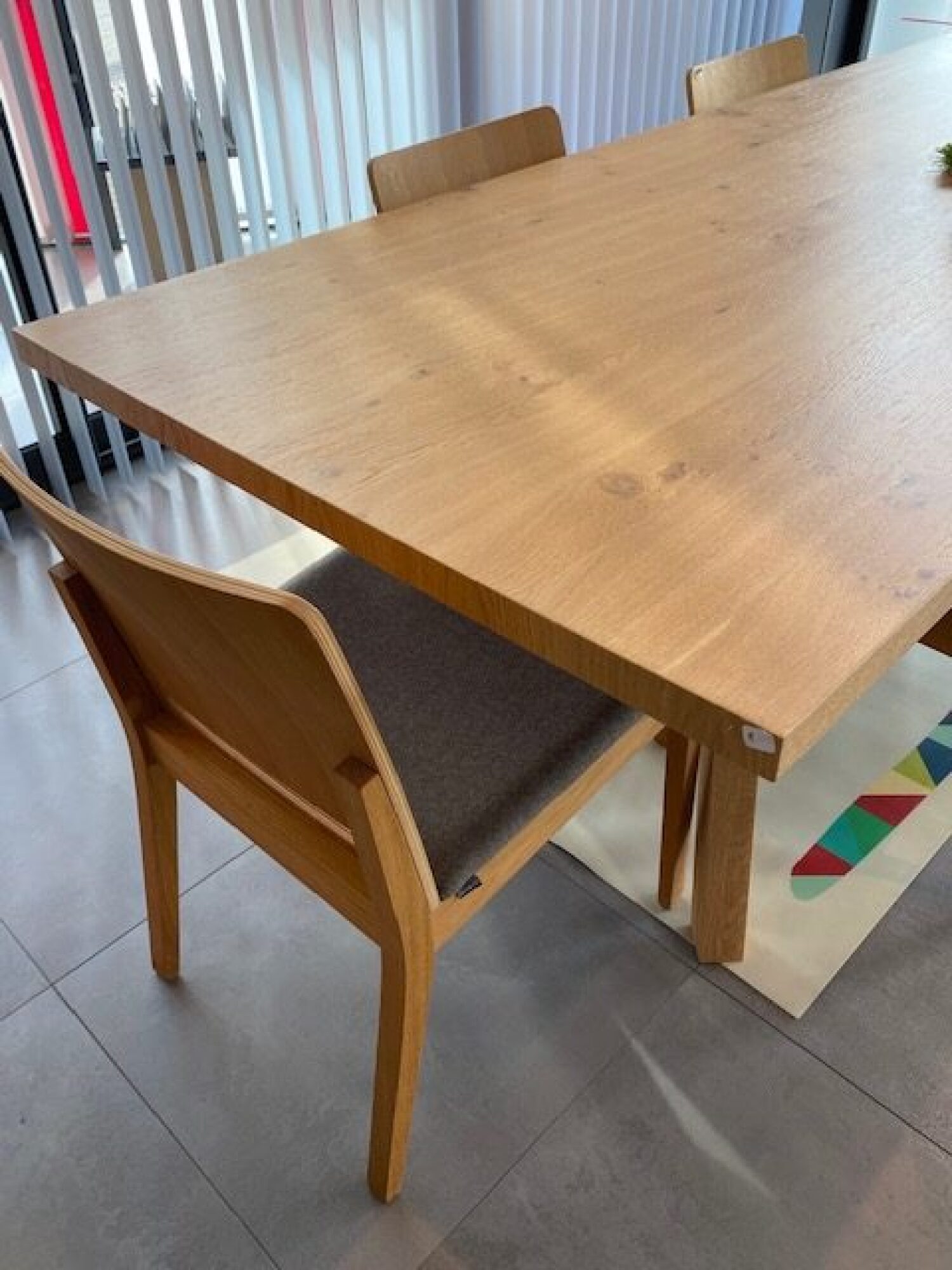 Table d'intérieur en bois avec 6 chaises