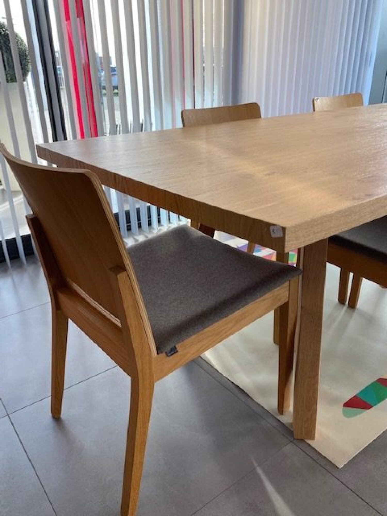Table d'intérieur en bois avec 6 chaises
