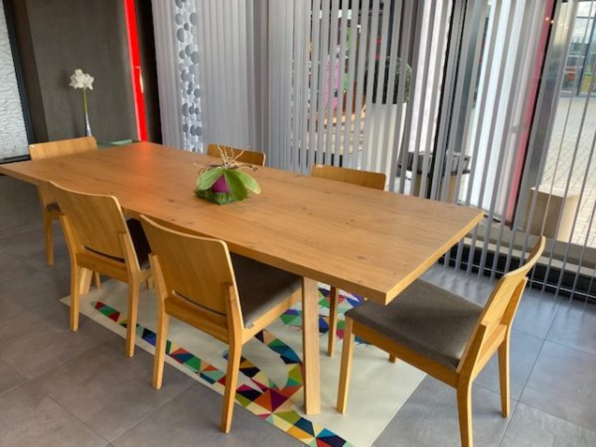 Table d'intérieur en bois avec 6 chaises