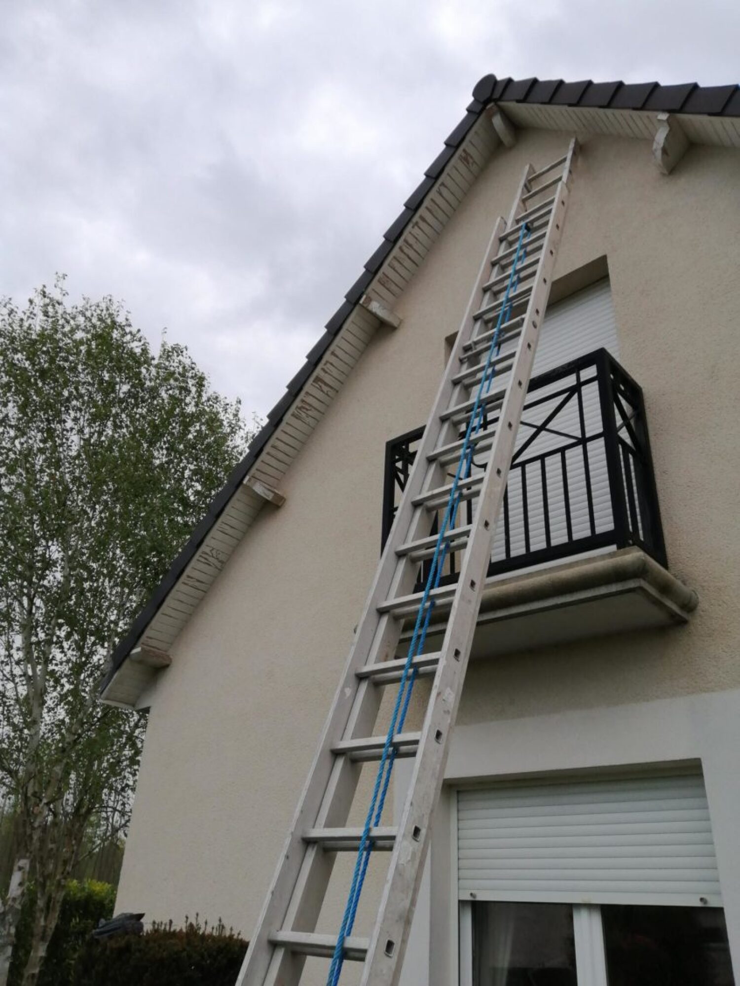 Travaux de peinture extérieur de dessous de toit