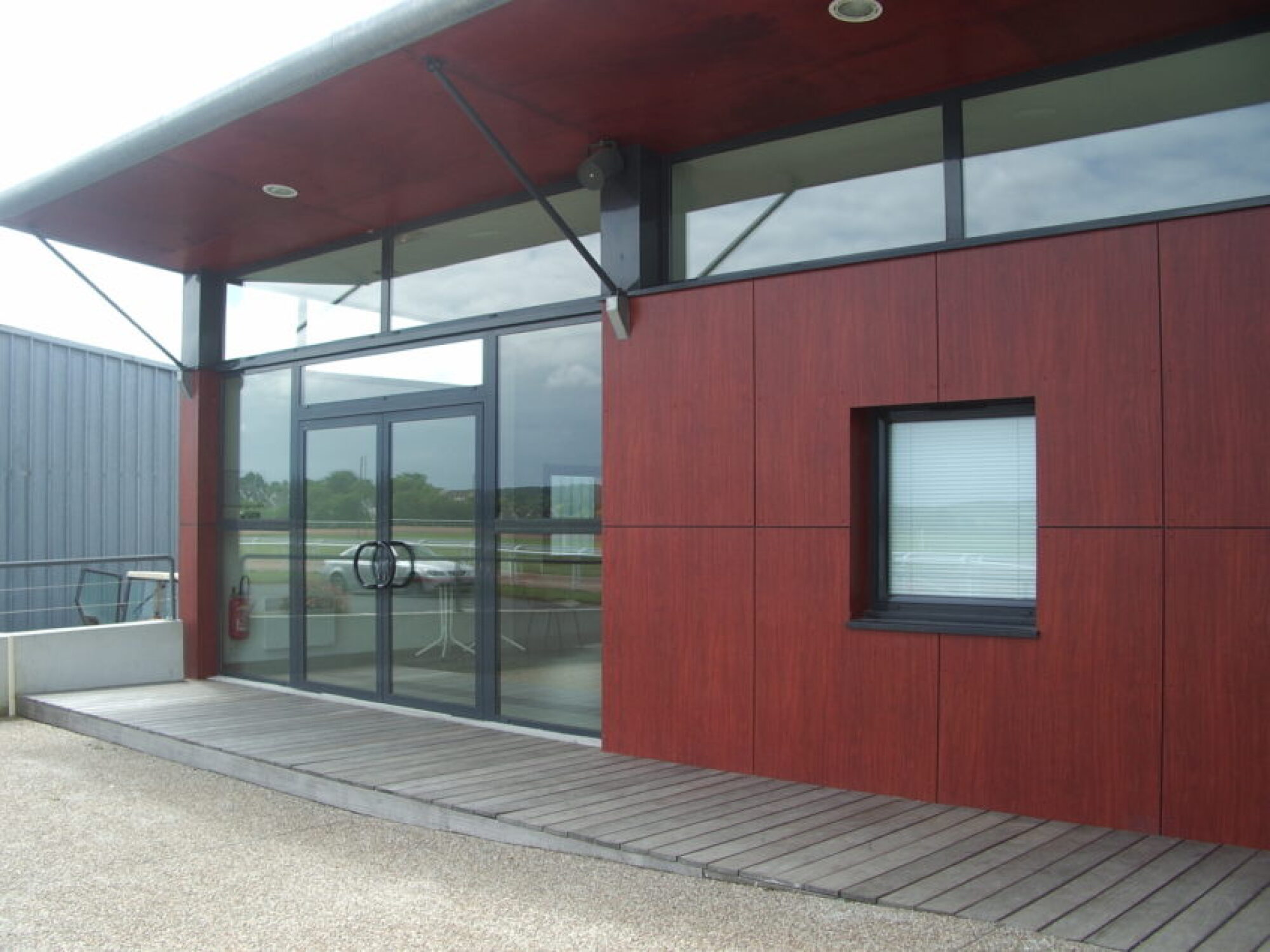 Installation de bardage, maison en panneaux et travaux de façade