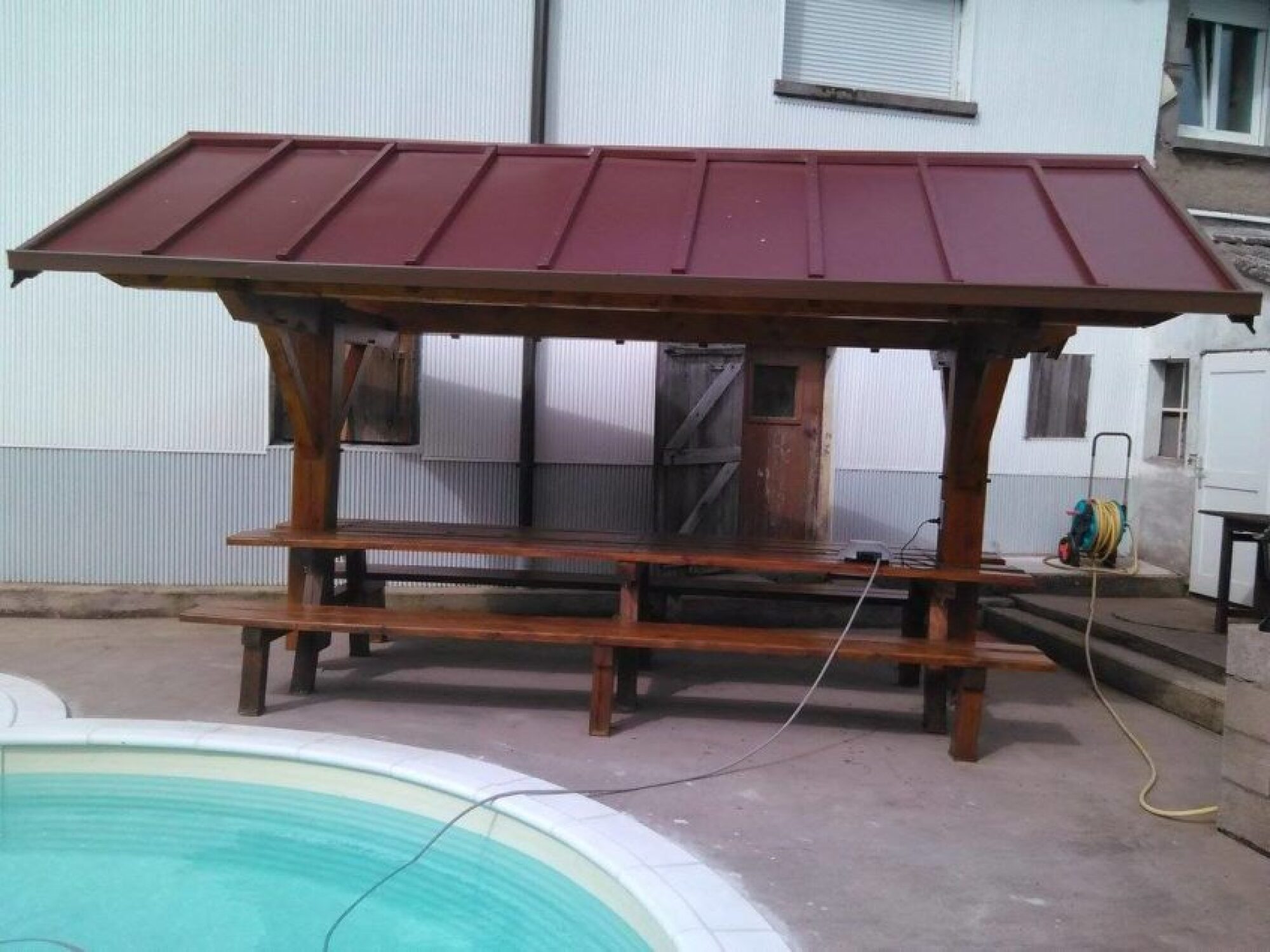 Table en bois avec toiture faite main Douglas