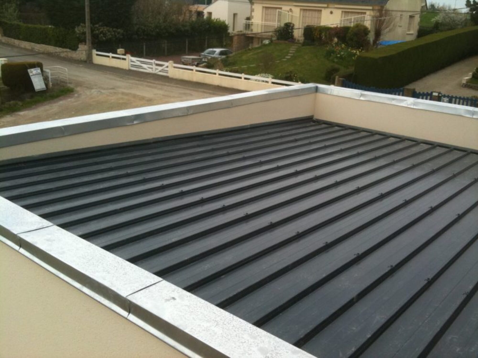 Travaux de toiture, réalisation de couverture bac en acier