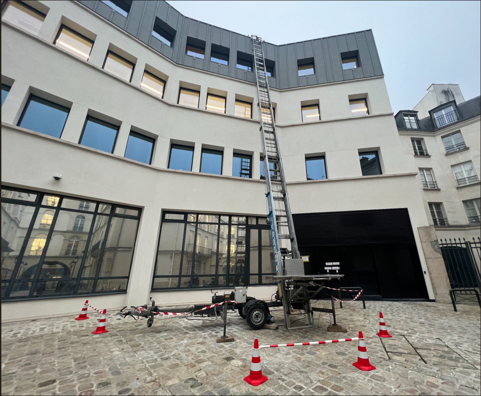 Location monte-meubles junior tracté électrique 18 mètres