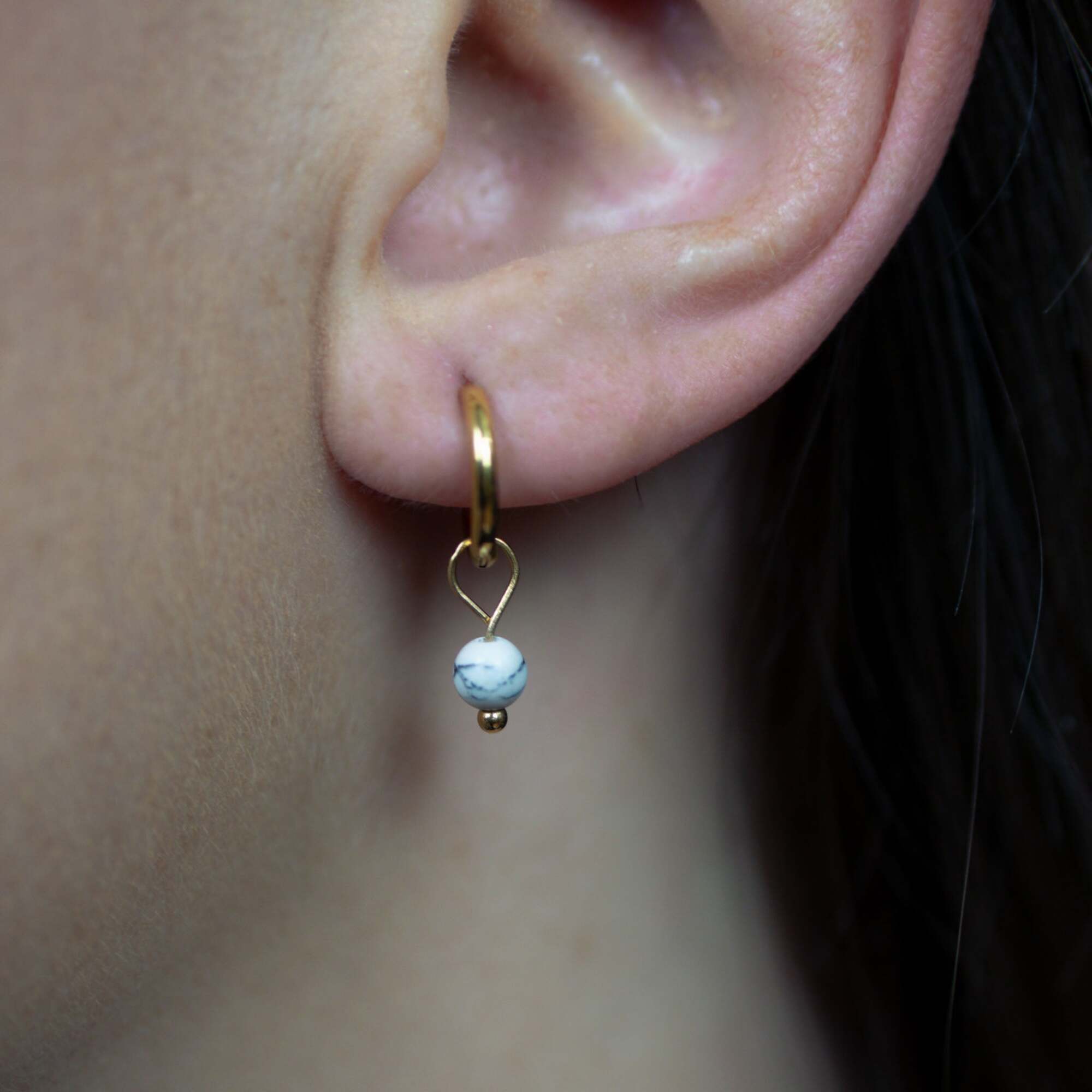 Boucles d'oreilles créoles Serena en pierres Howlite