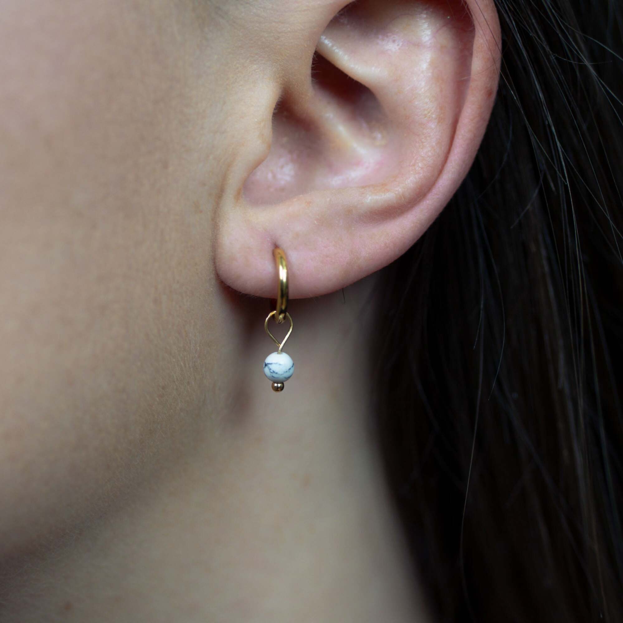 Boucles d'oreilles créoles Serena en pierres Howlite