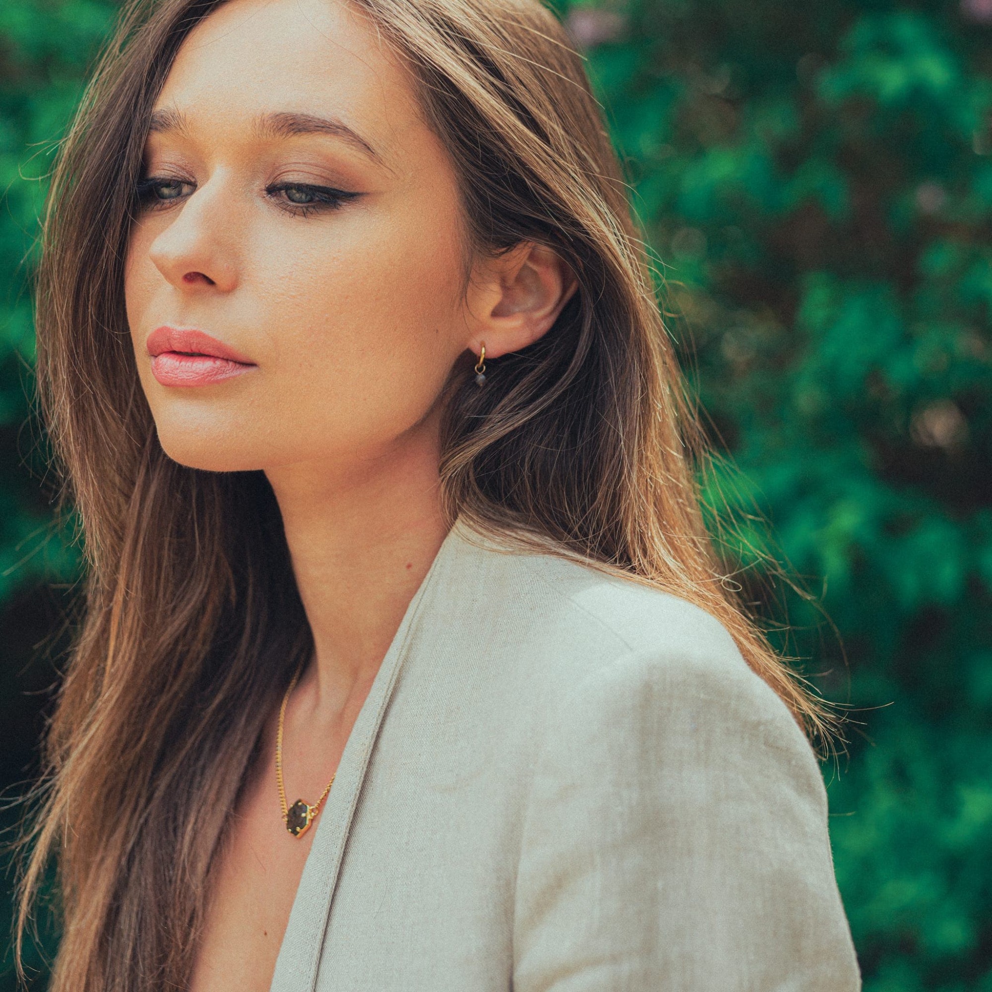 Boucles d'oreilles créoles Serena en pierres Spectrolite