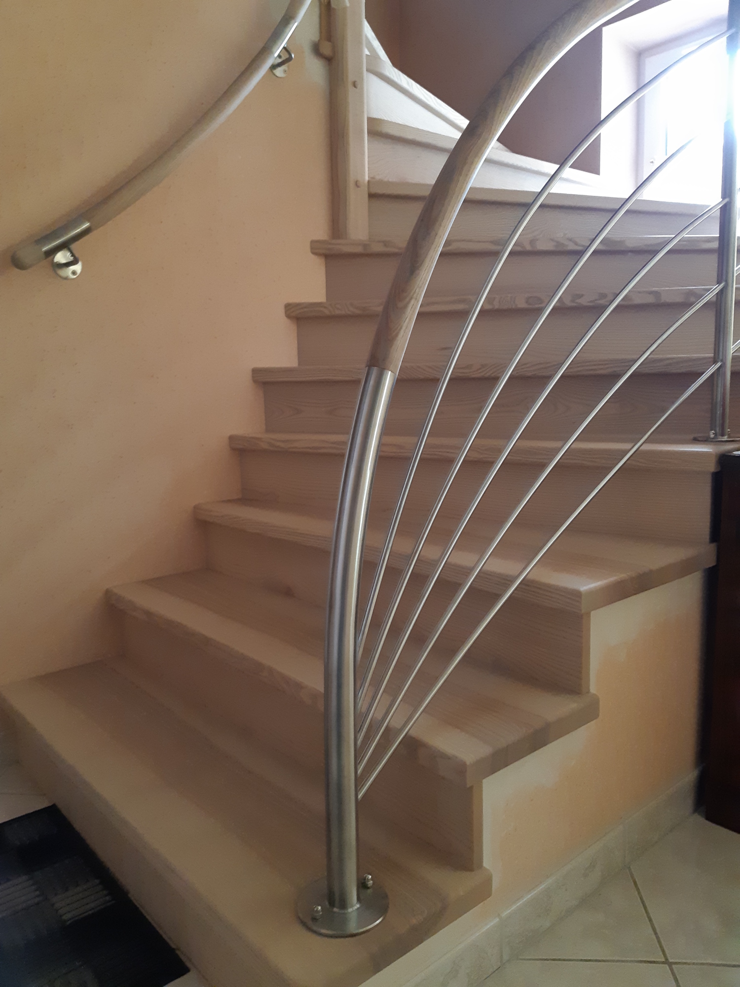Revêtement en bois sur escalier béton sur-mesure