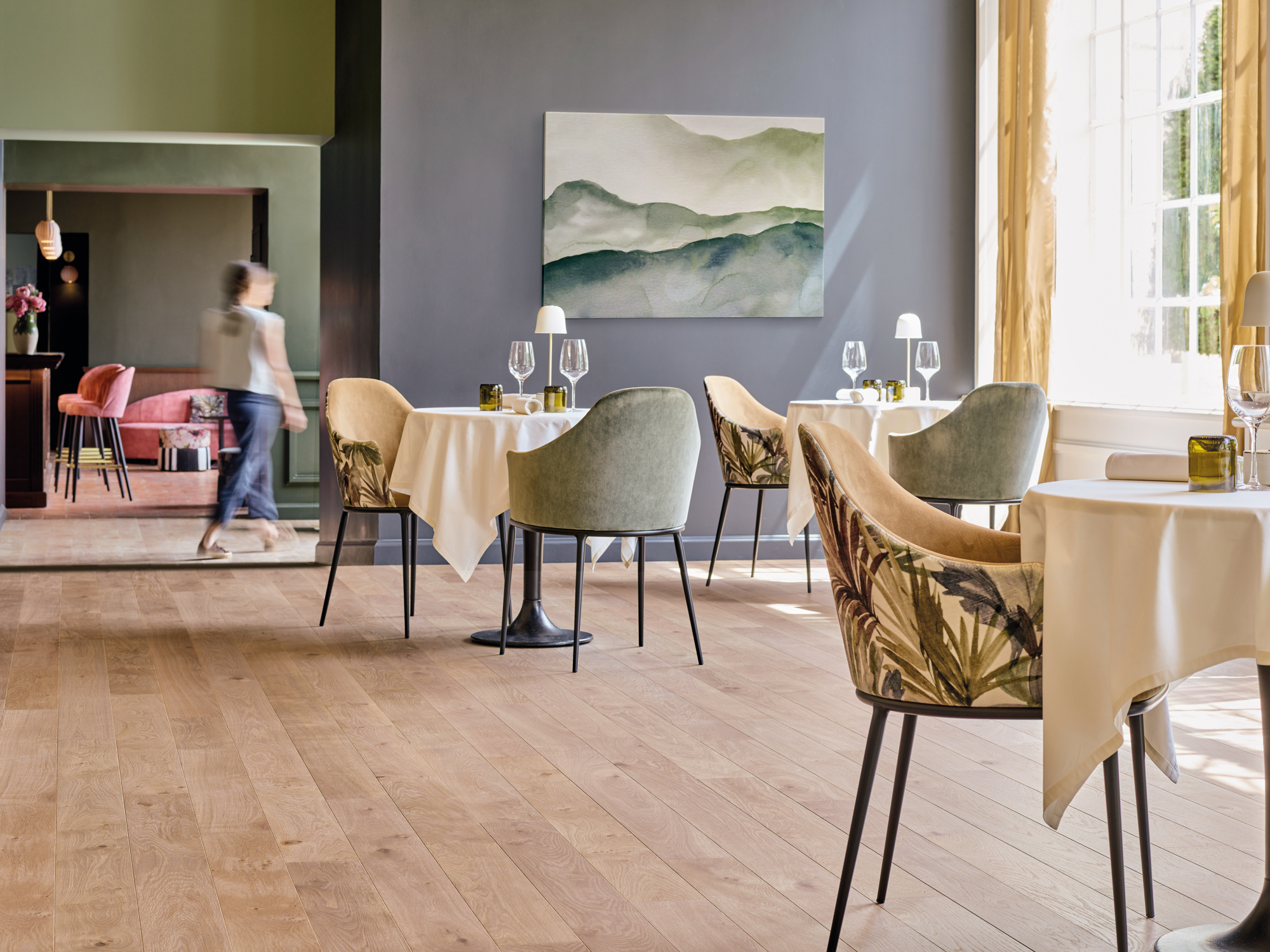 Fourniture et pose de Parquet Grand Trafic : Idéal pour les Lieux Publics à Forte Affluence