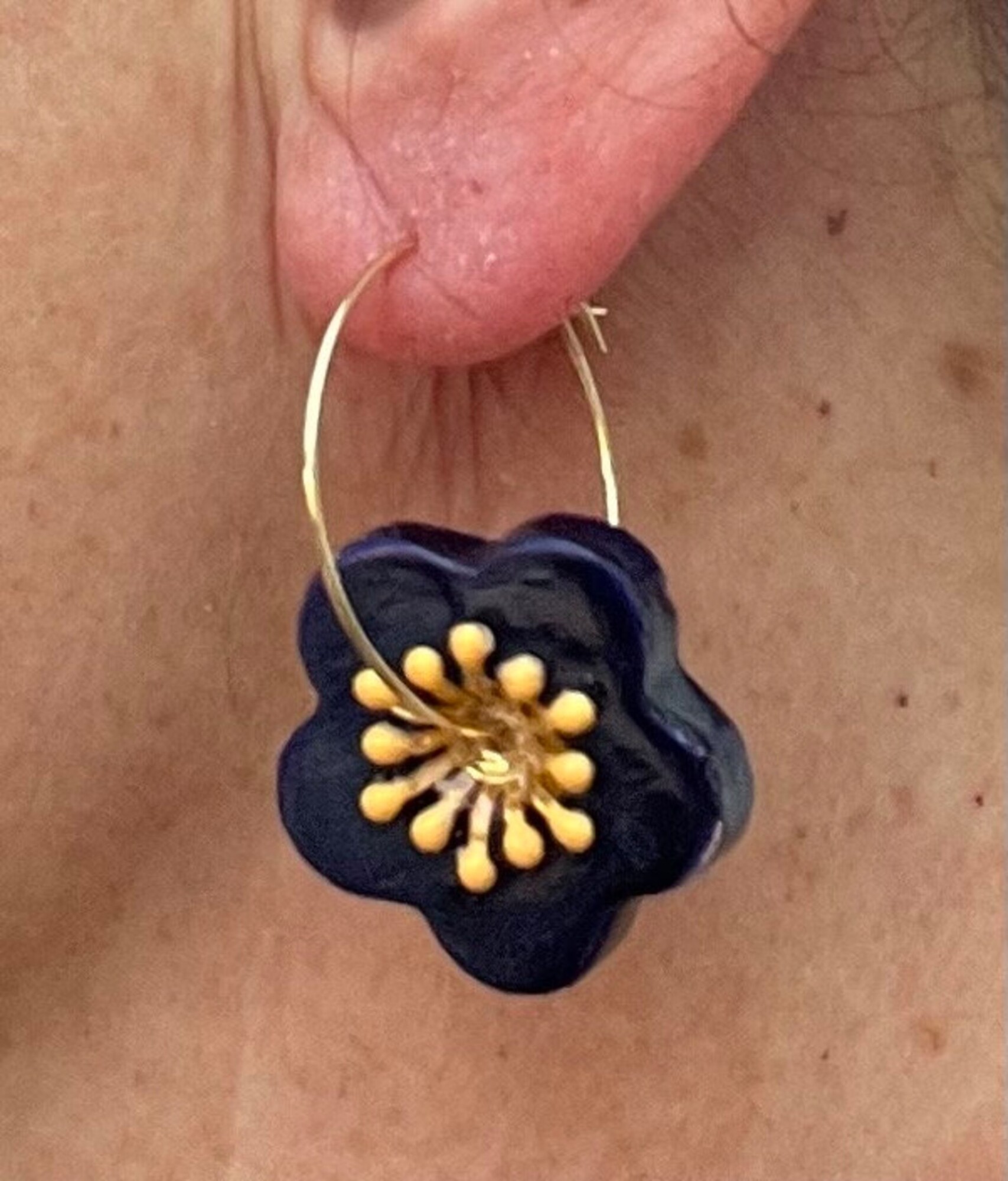 Boucles d'oreilles, créoles fleur bleue en céramique - Modèle unique artisanal