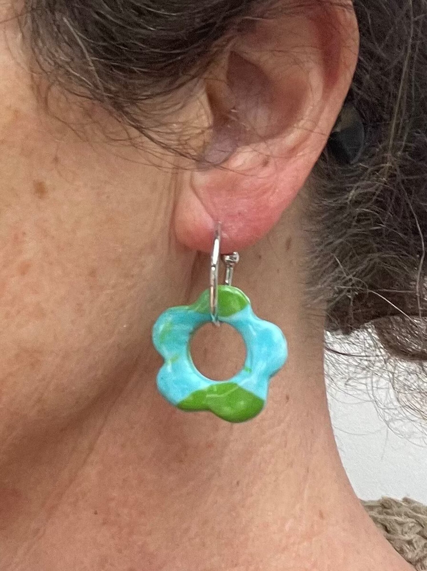 Boucles d'oreilles, créoles fleurs bleues - Modèle fait main