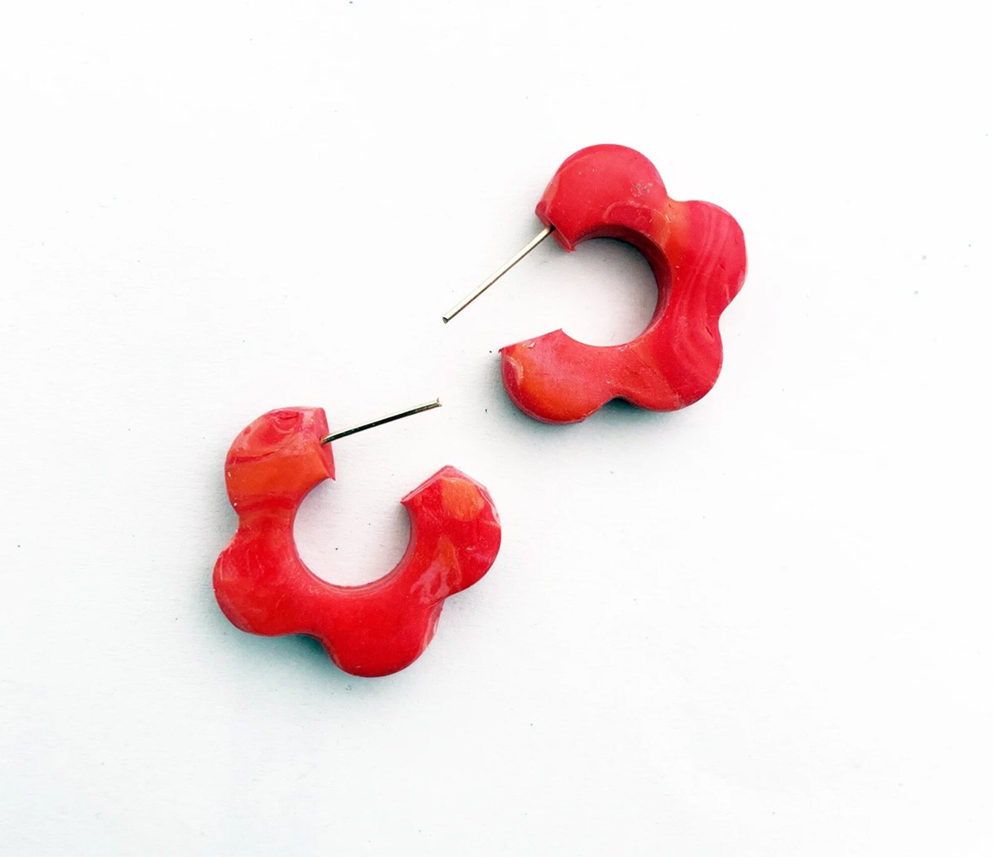 Boucles d'oreilles, créoles fleurs rouges - Modèle fait main