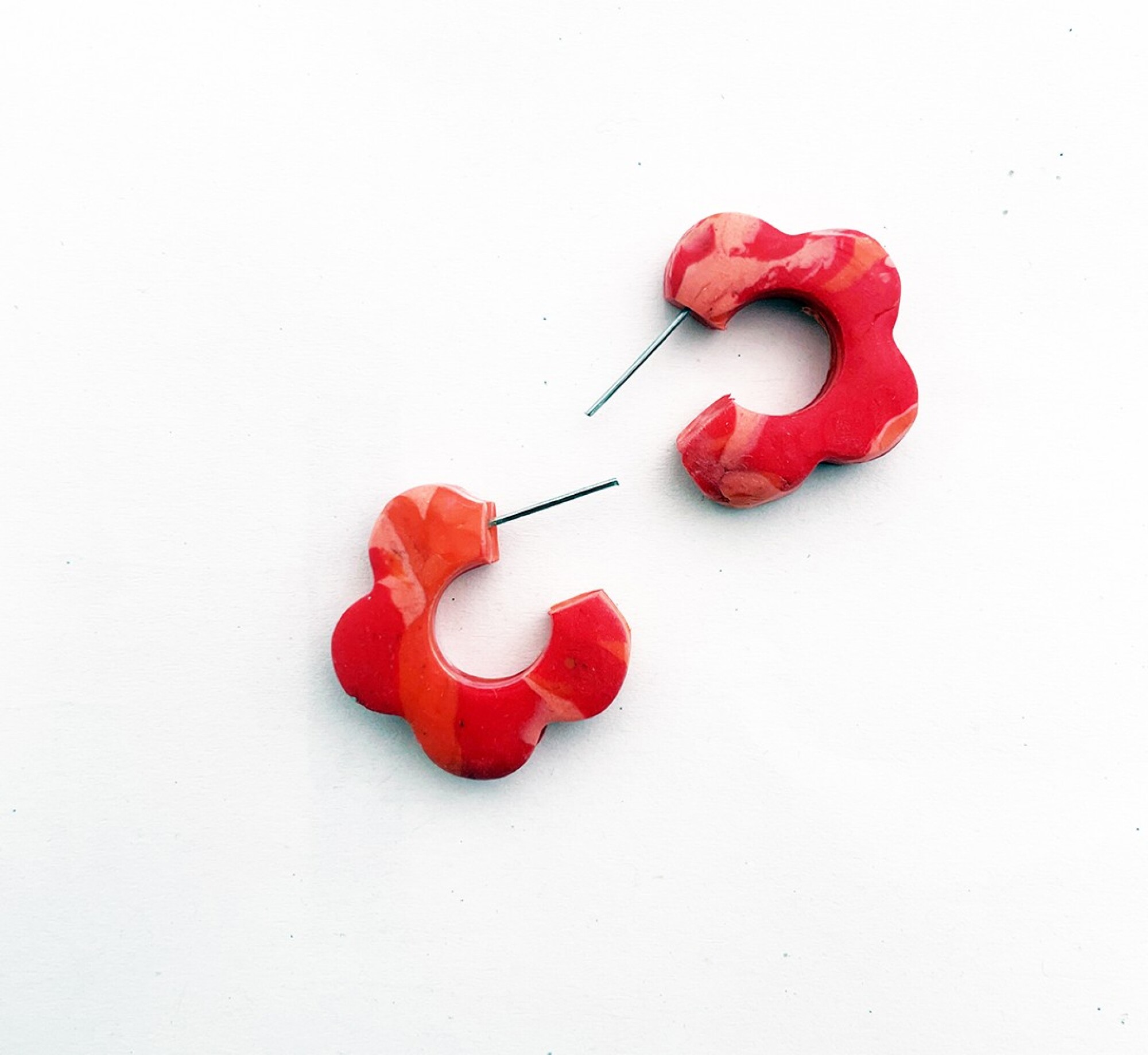 Boucles d'oreilles, créoles fleurs rouges - Modèle fait main