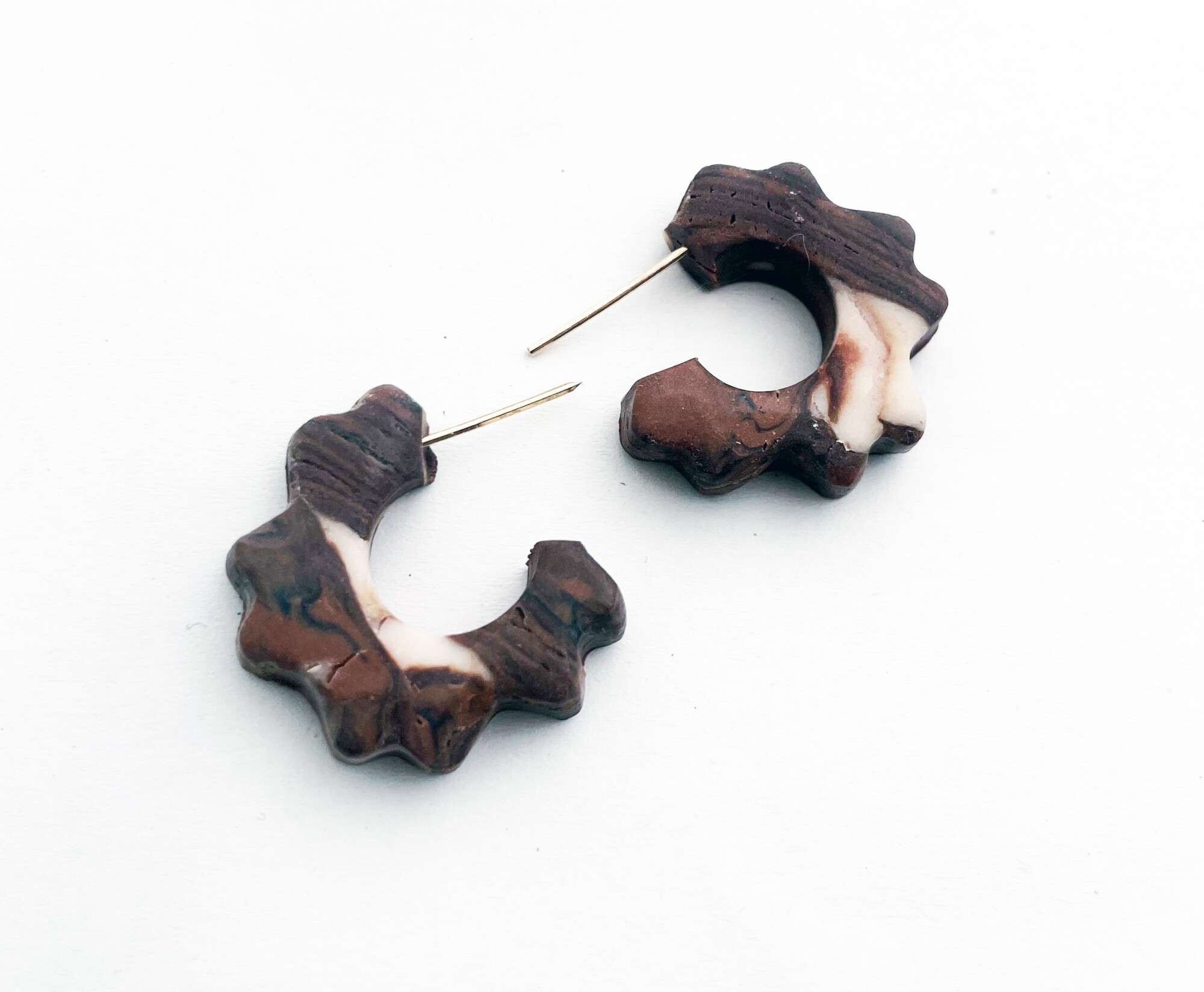 Boucles d'oreilles, créoles marron - Modèle fait main