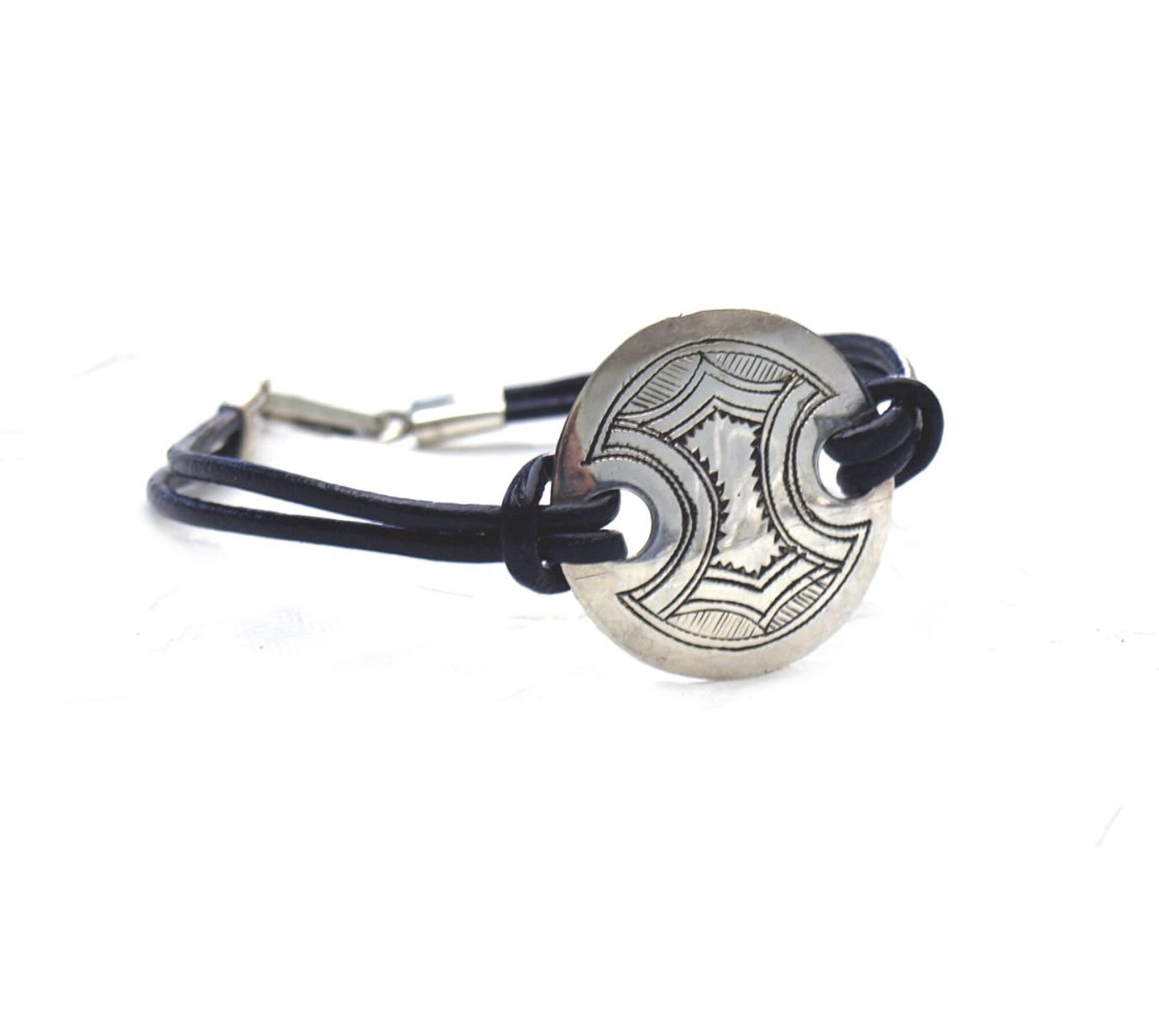 Bracelet cuir et plaque ronde en argent grave motifs berbères