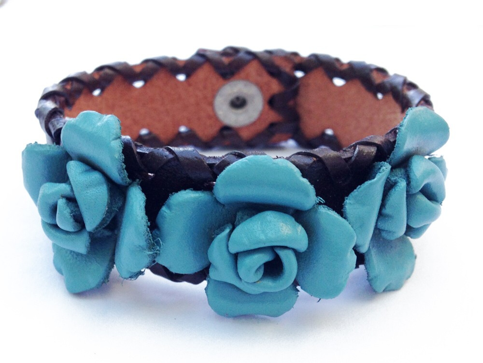 bracelet cuir large avec fleurs bleues
