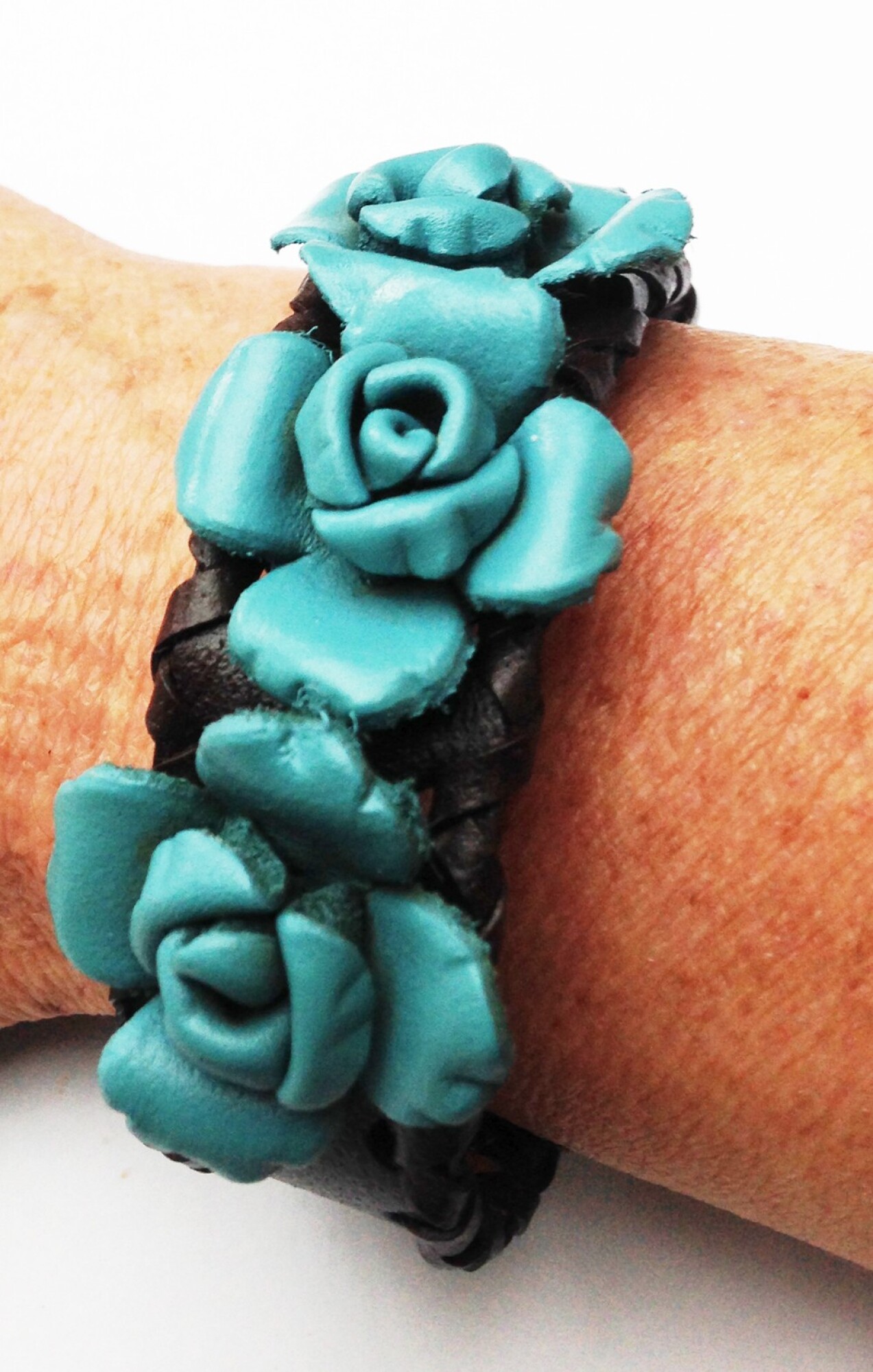 bracelet cuir large avec fleurs bleues