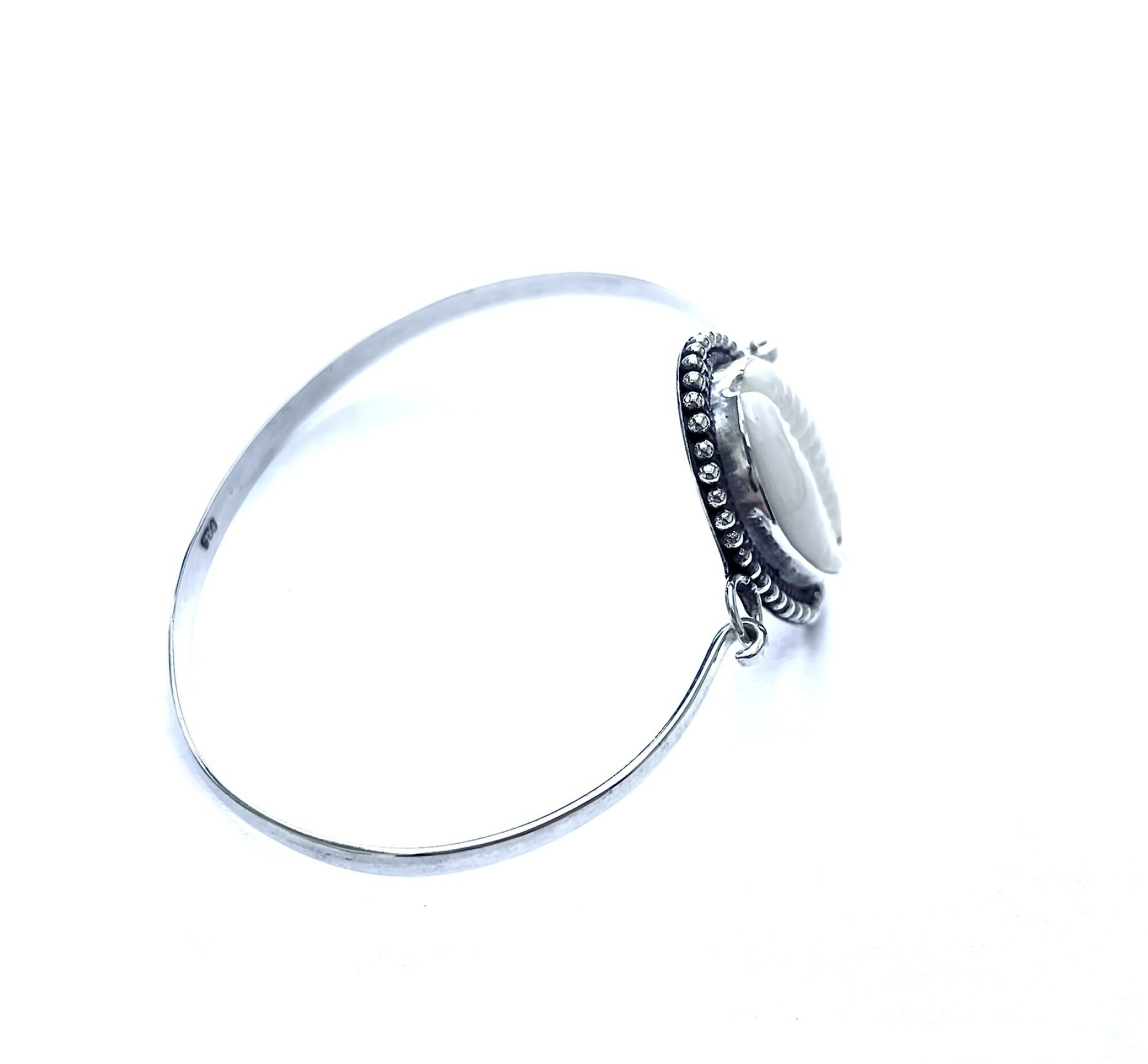 Bracelet jonc en argent et coquillage cauri
