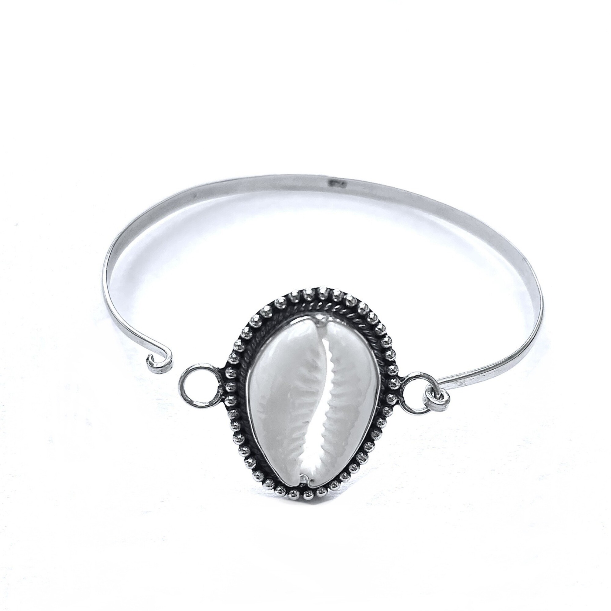 Bracelet jonc en argent et coquillage cauri