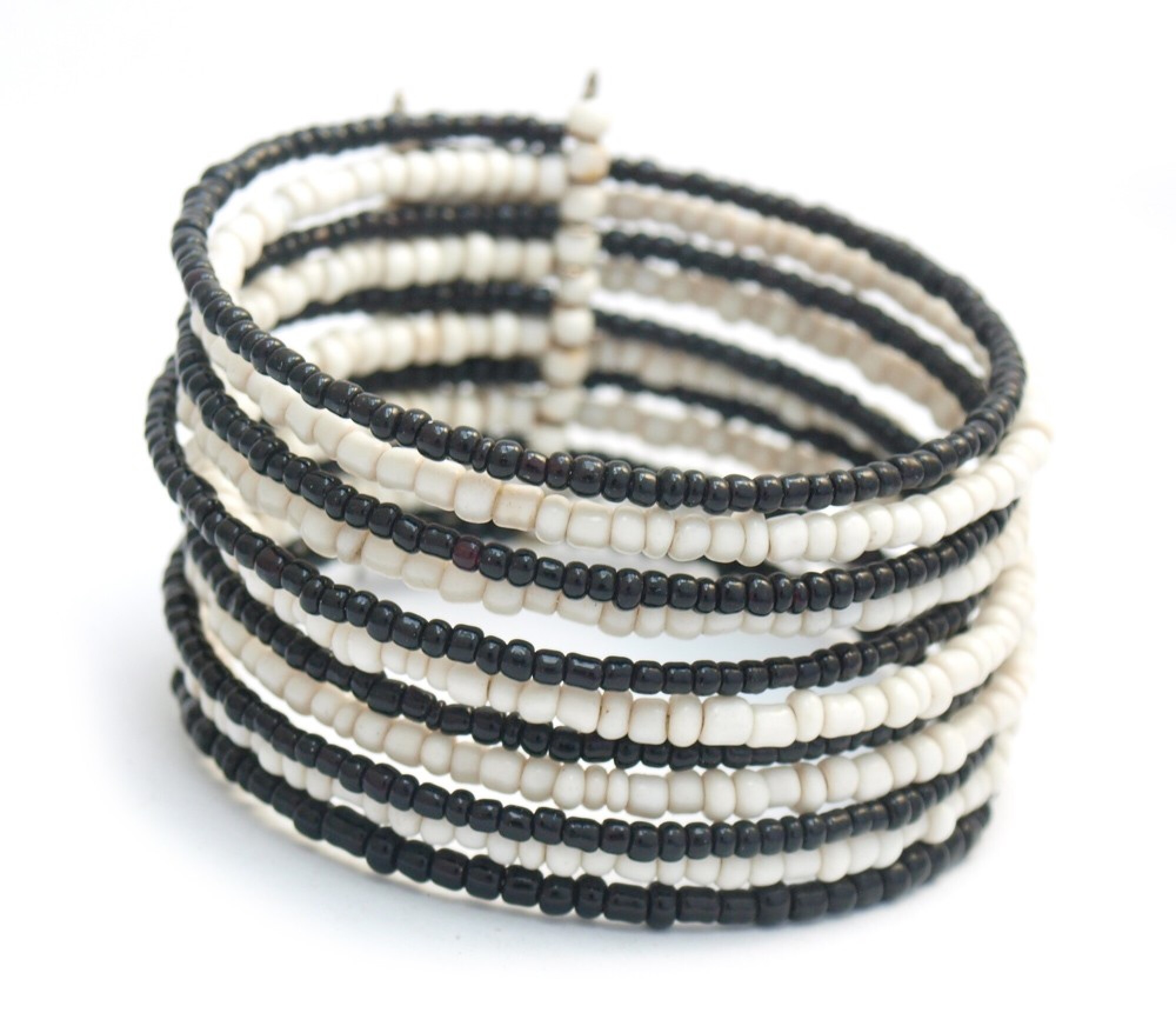 Bracelet manchette en perles noires et blanches