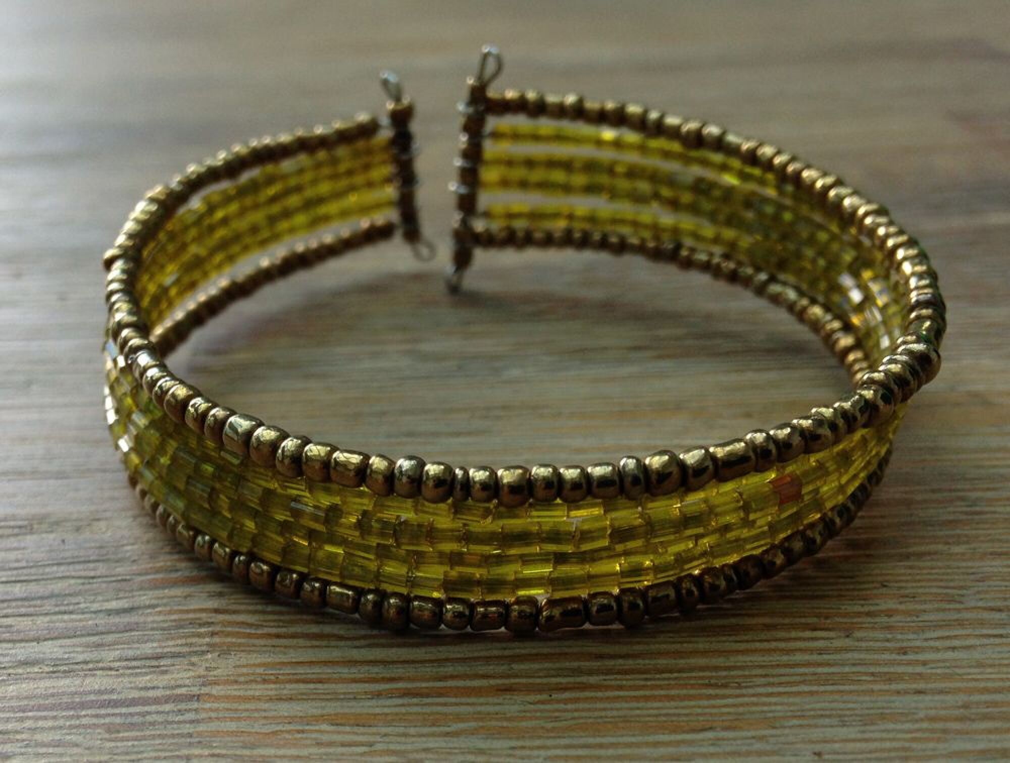 Bracelet rigide, manchette perles