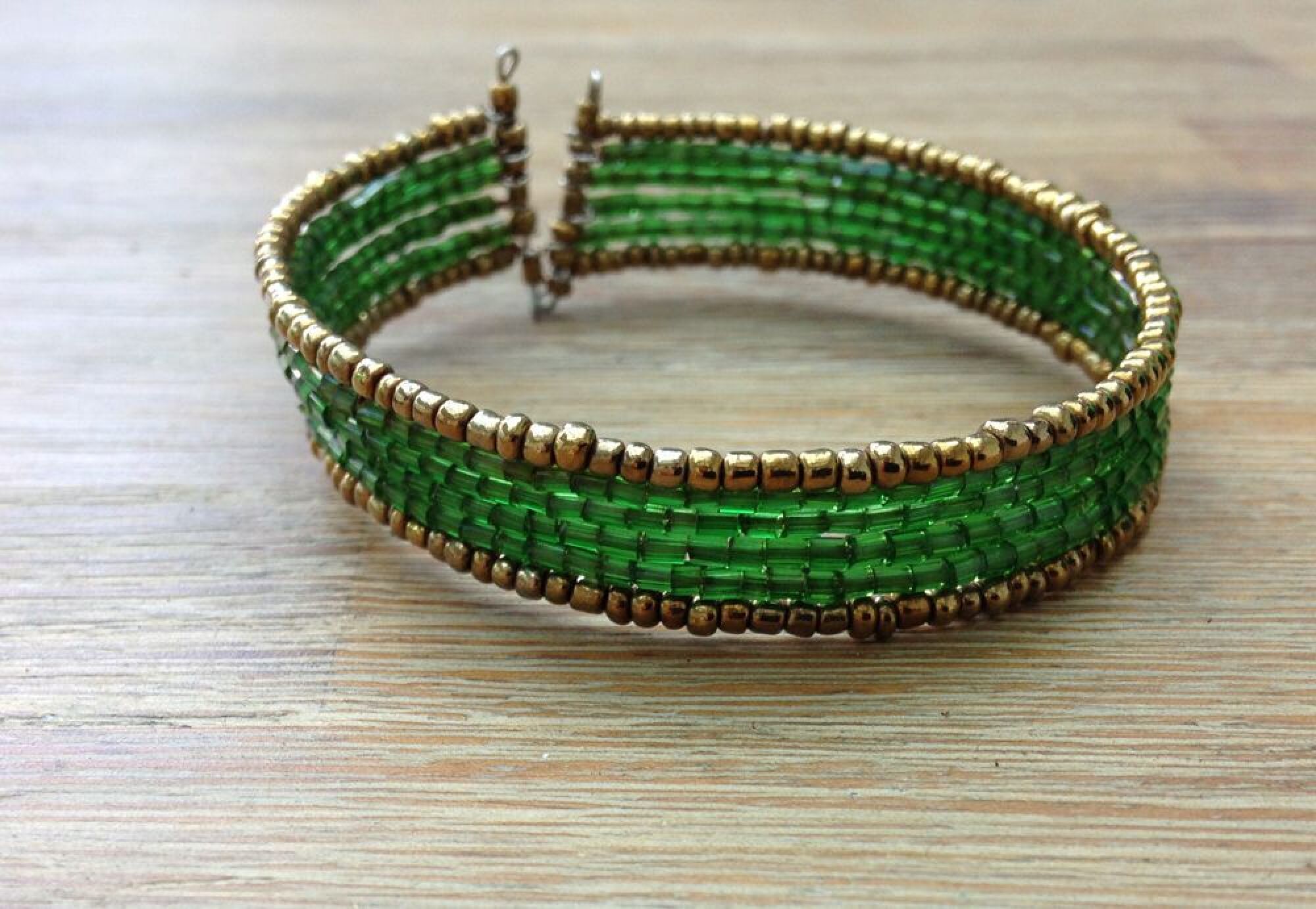 Bracelet rigide, manchette perles