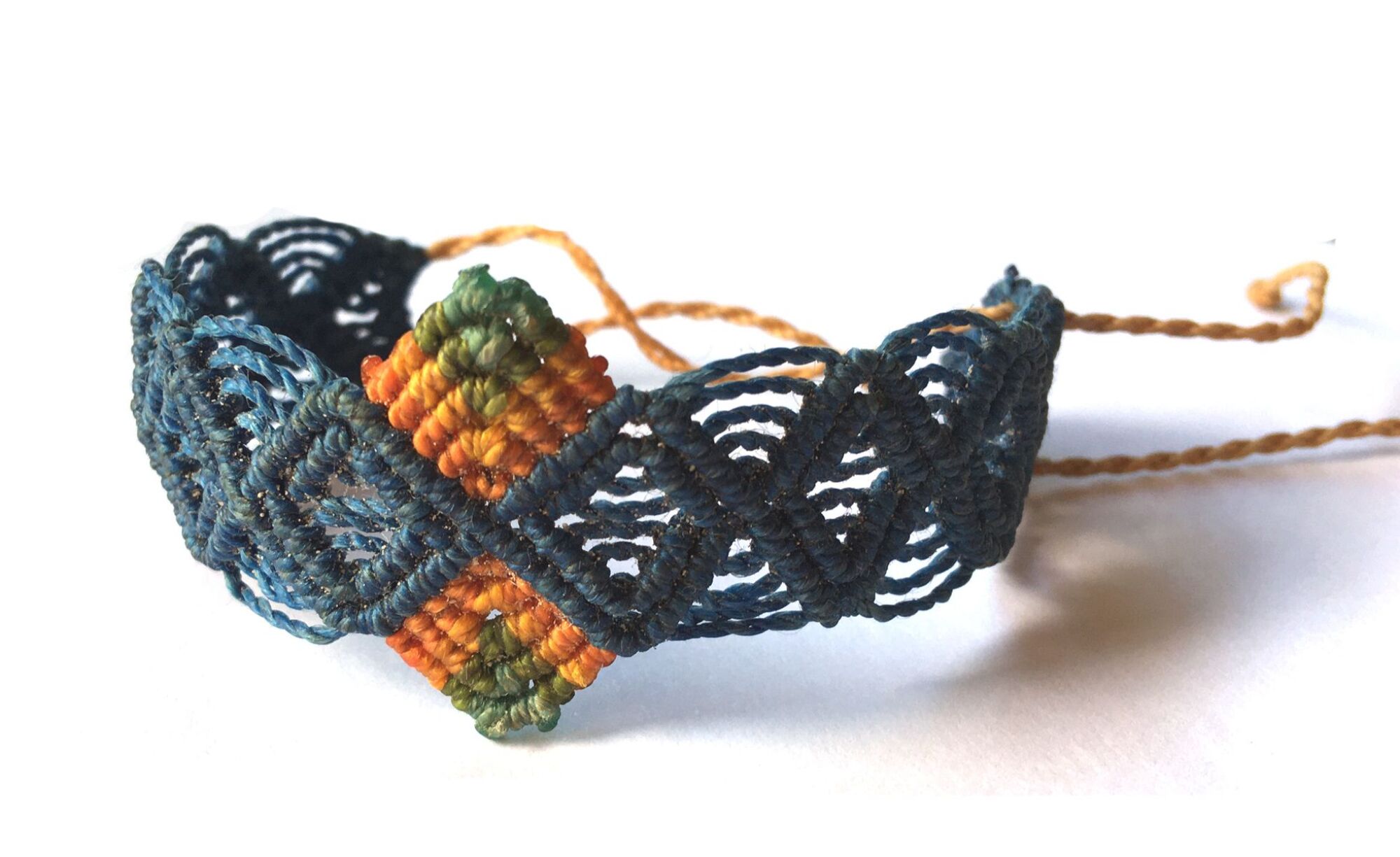 Bracelet tissé à la main