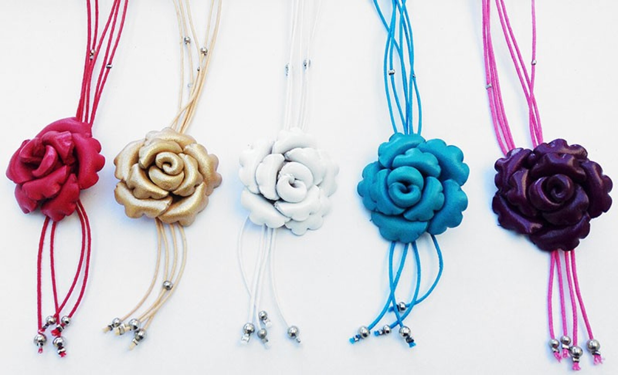 collier court cuir avec fleurs colorées et perles