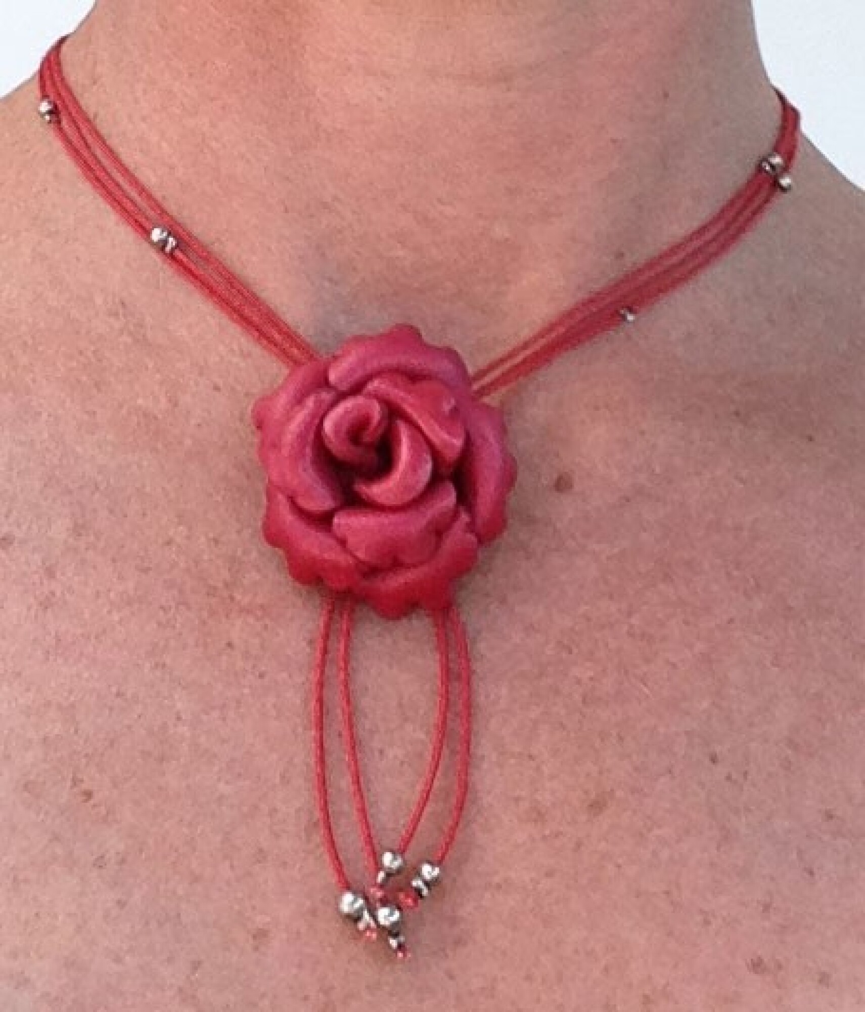 collier court cuir avec fleurs colorées et perles