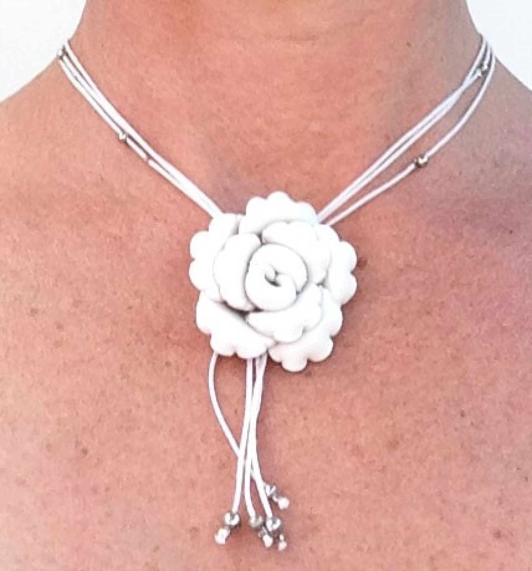 collier court cuir avec fleurs colorées et perles