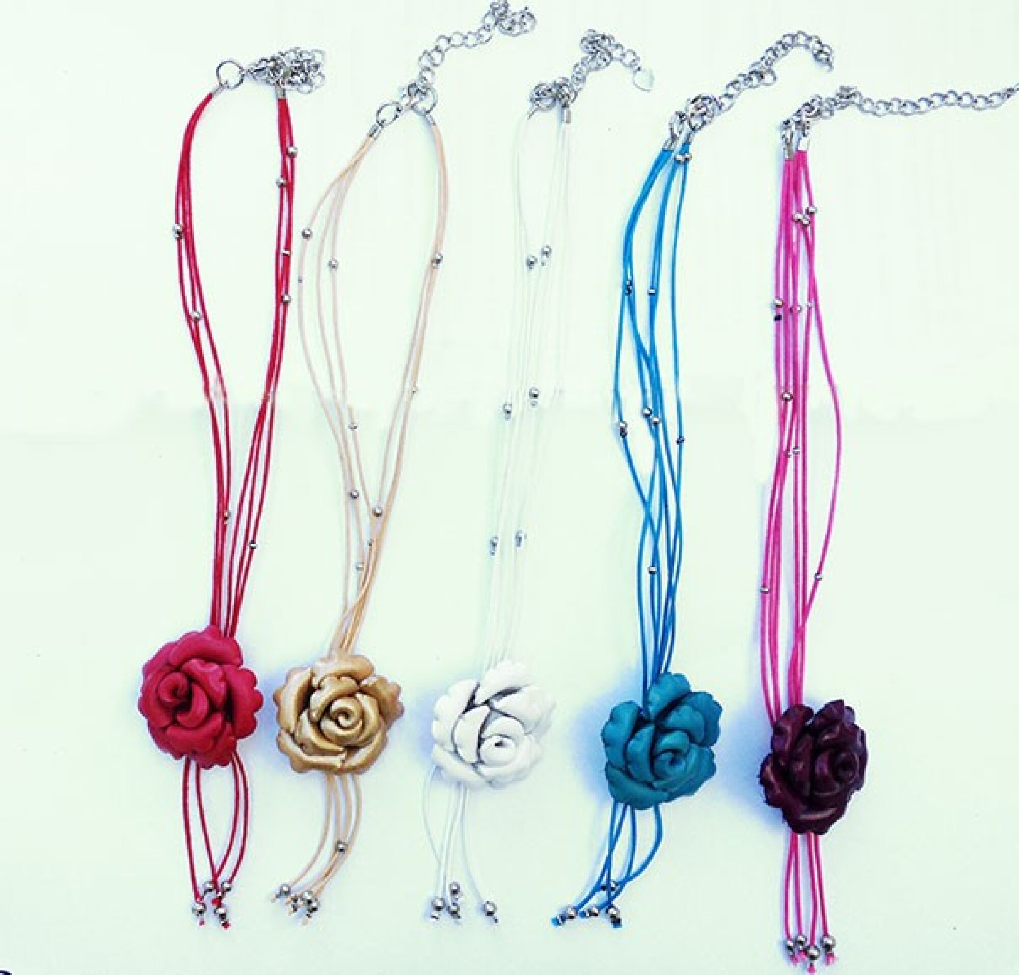 collier court cuir avec fleurs colorées et perles