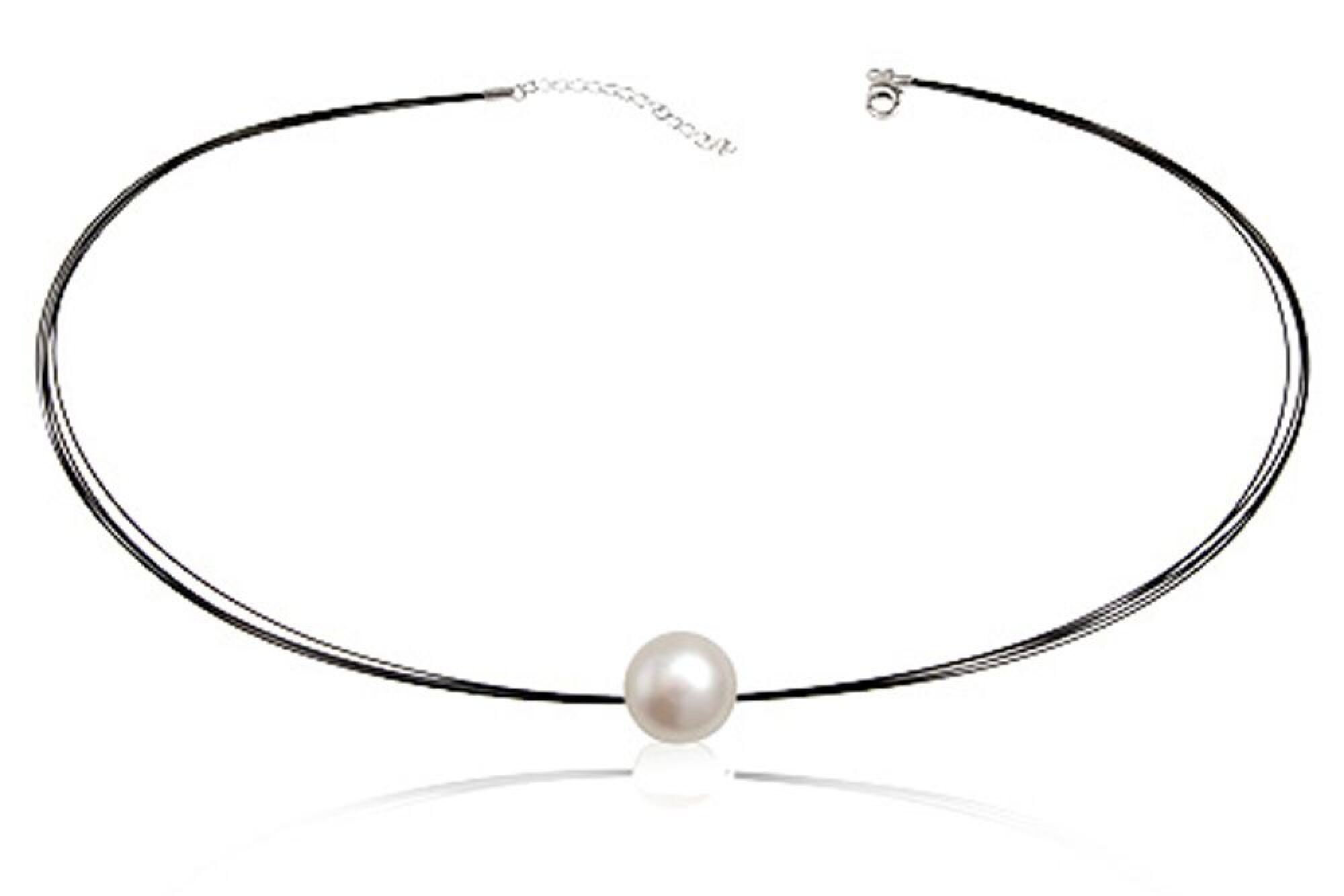 Collier court perles naturelles et fils noirs