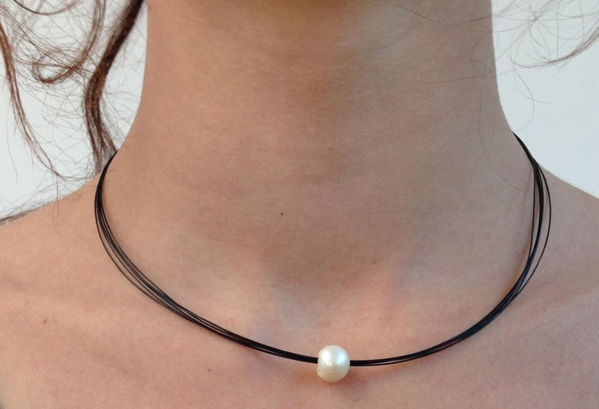 Collier court perles naturelles et fils noirs