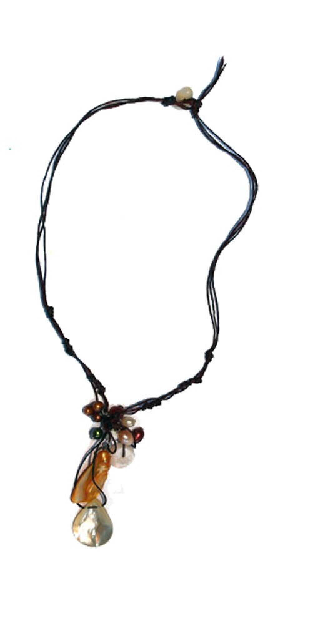 Collier en fil de soie et coquillages