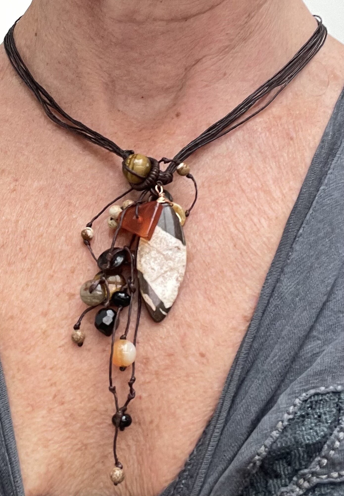 Collier en fil de soie et pierres naturelles