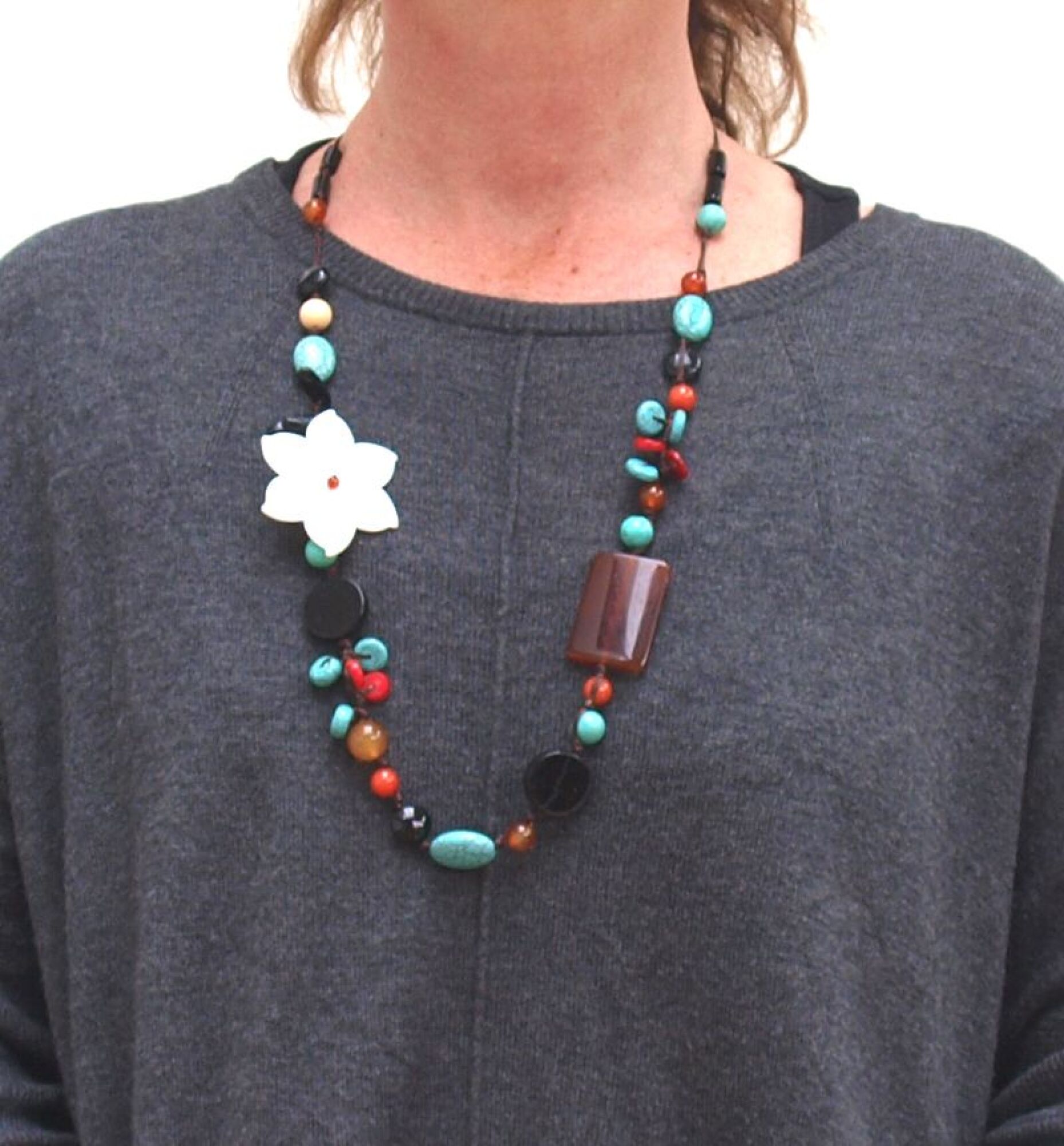 Collier en fil de soie et pierres naturelles, avec fleur blanche