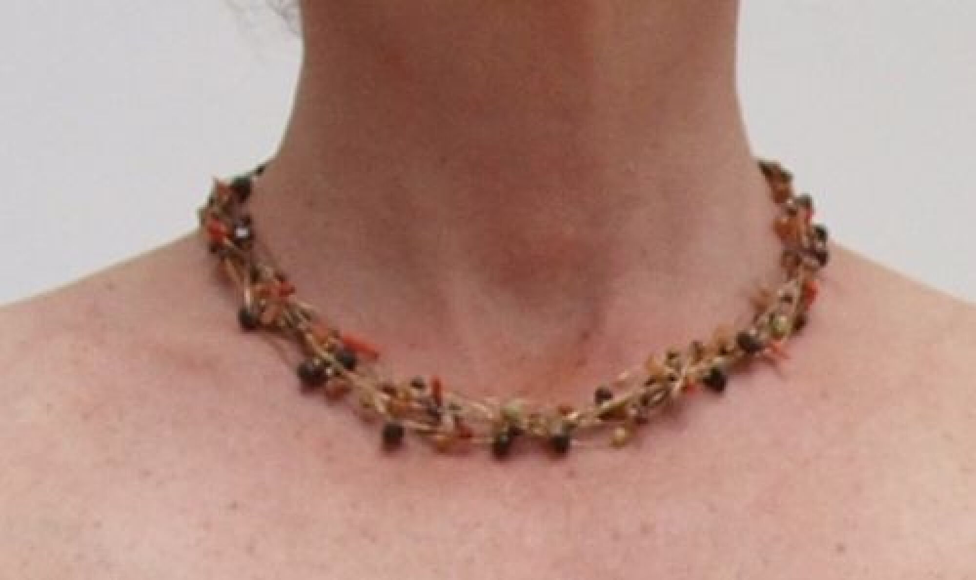 Collier en fil doré et en pierres naturelles