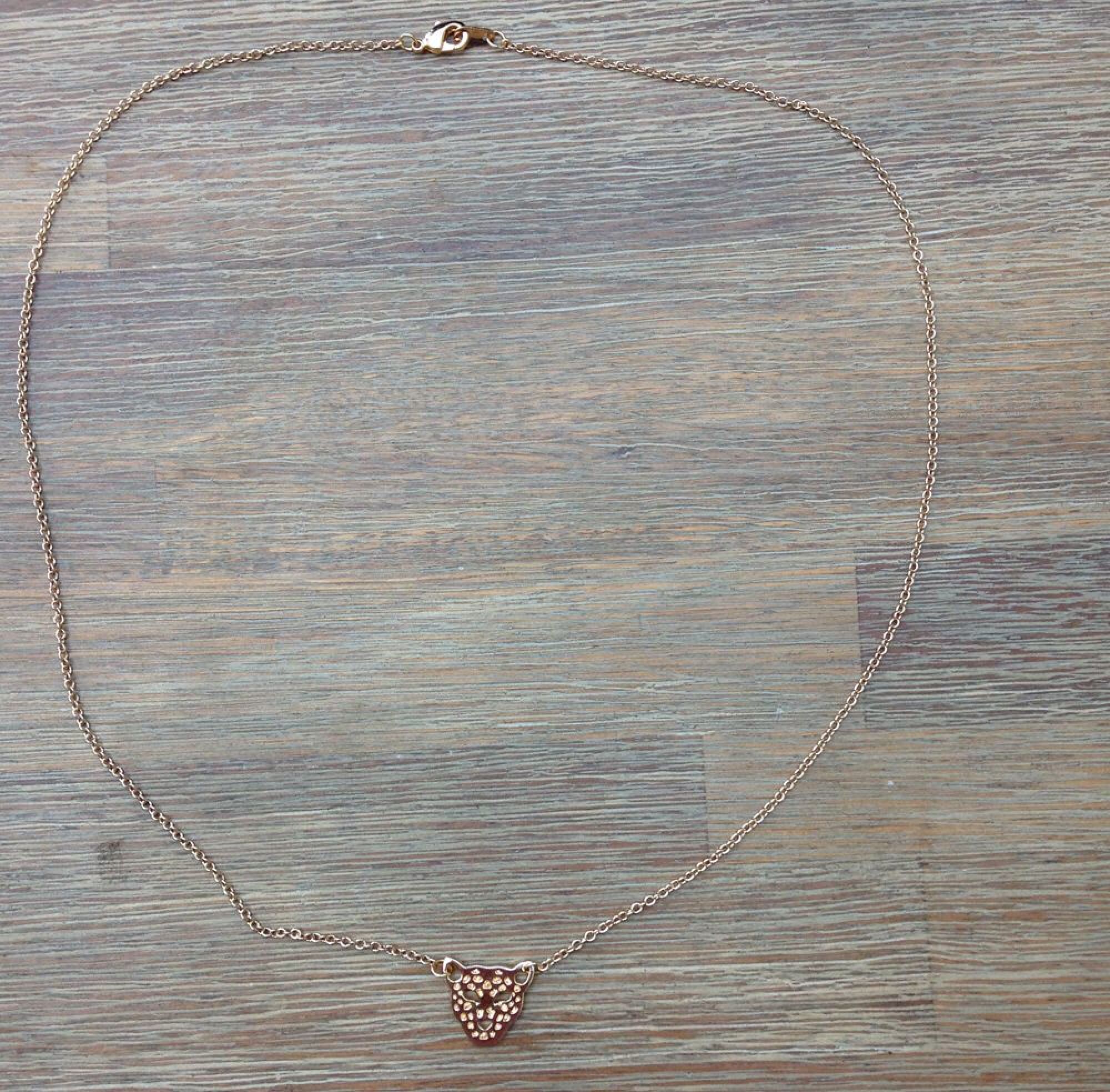 Collier fantaisie avec tête de jaguar