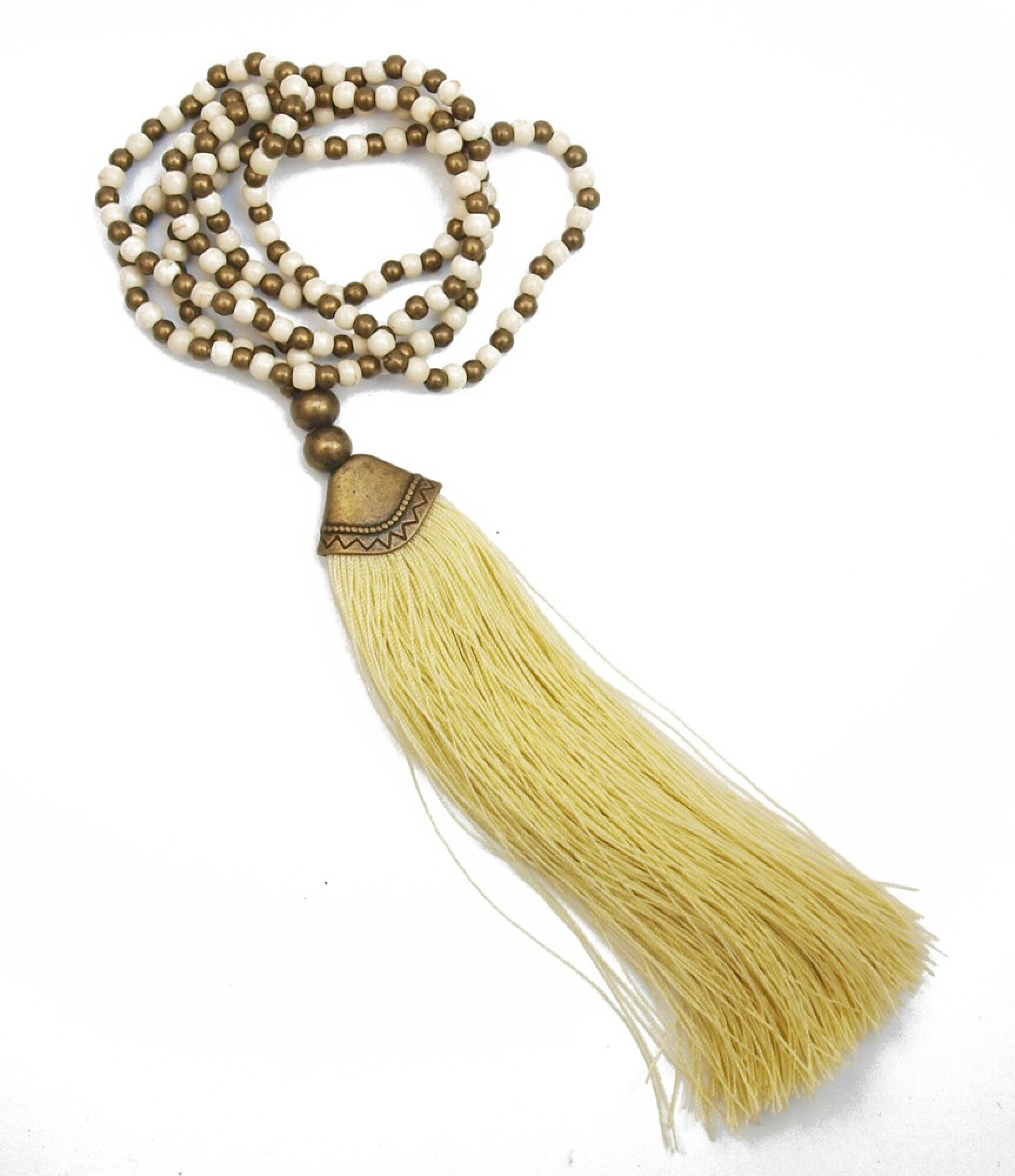 Collier long perles blanches, bronze et pompon beige