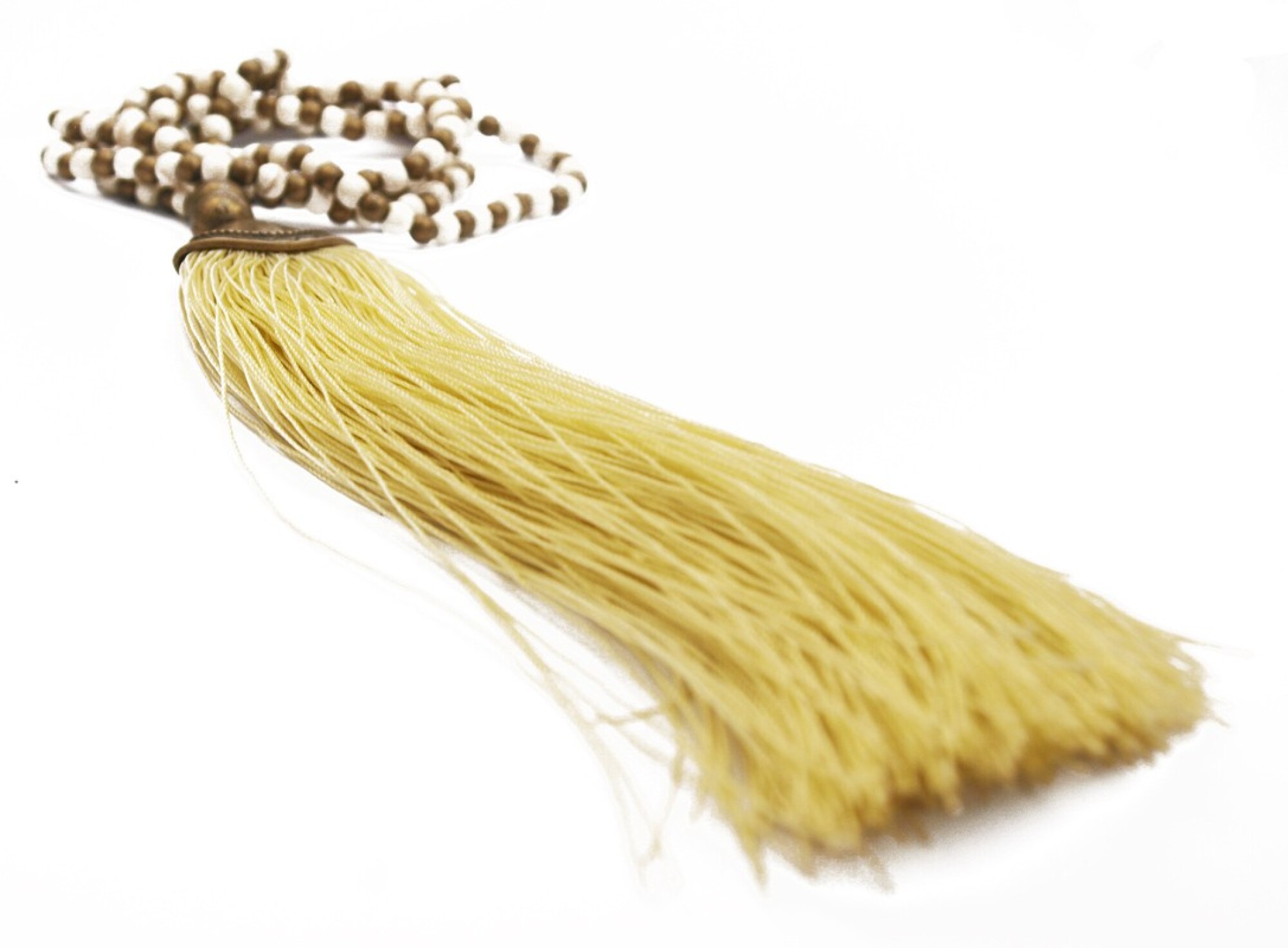 Collier long perles blanches, bronze et pompon beige