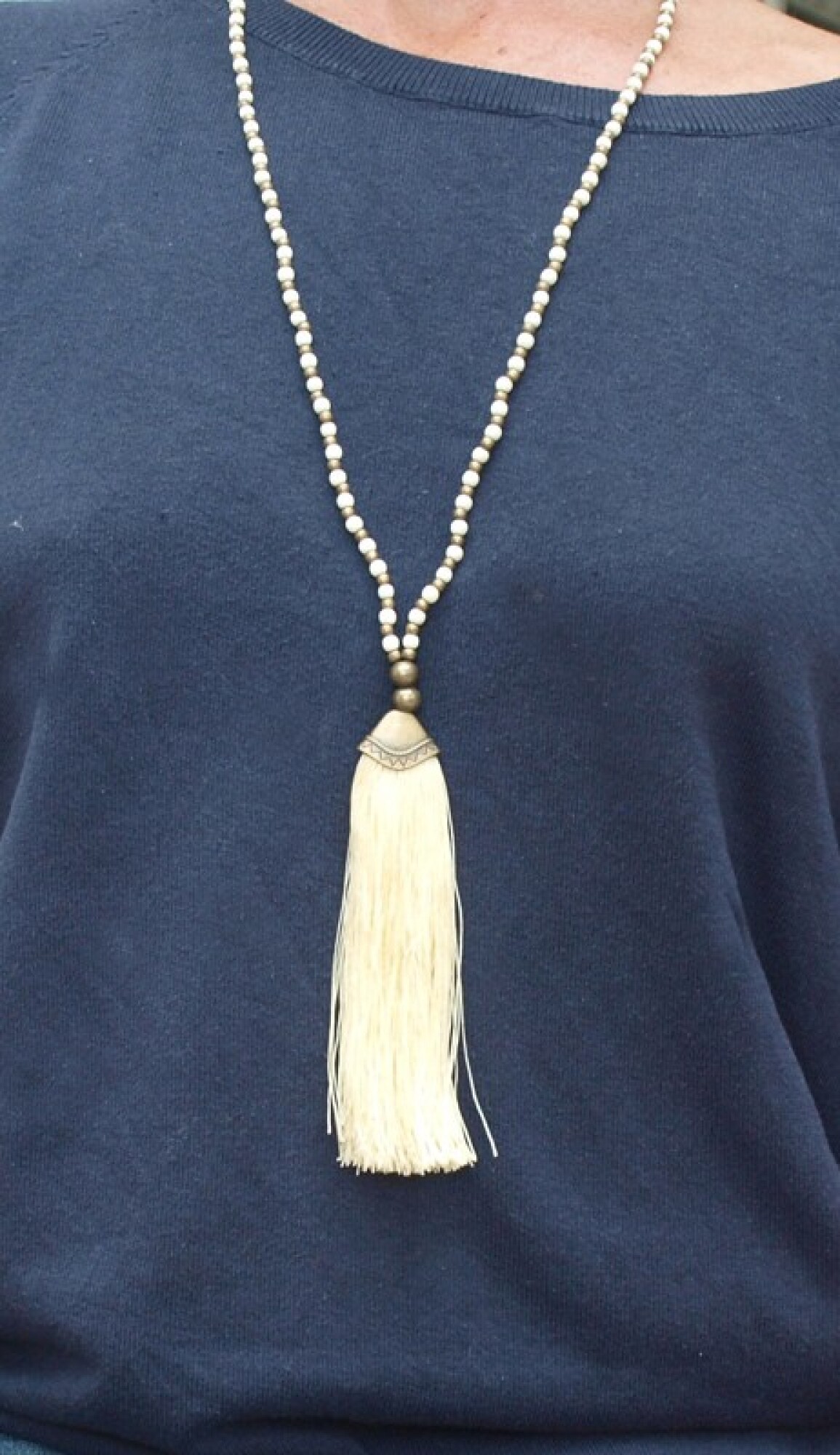 Collier long perles blanches, bronze et pompon beige
