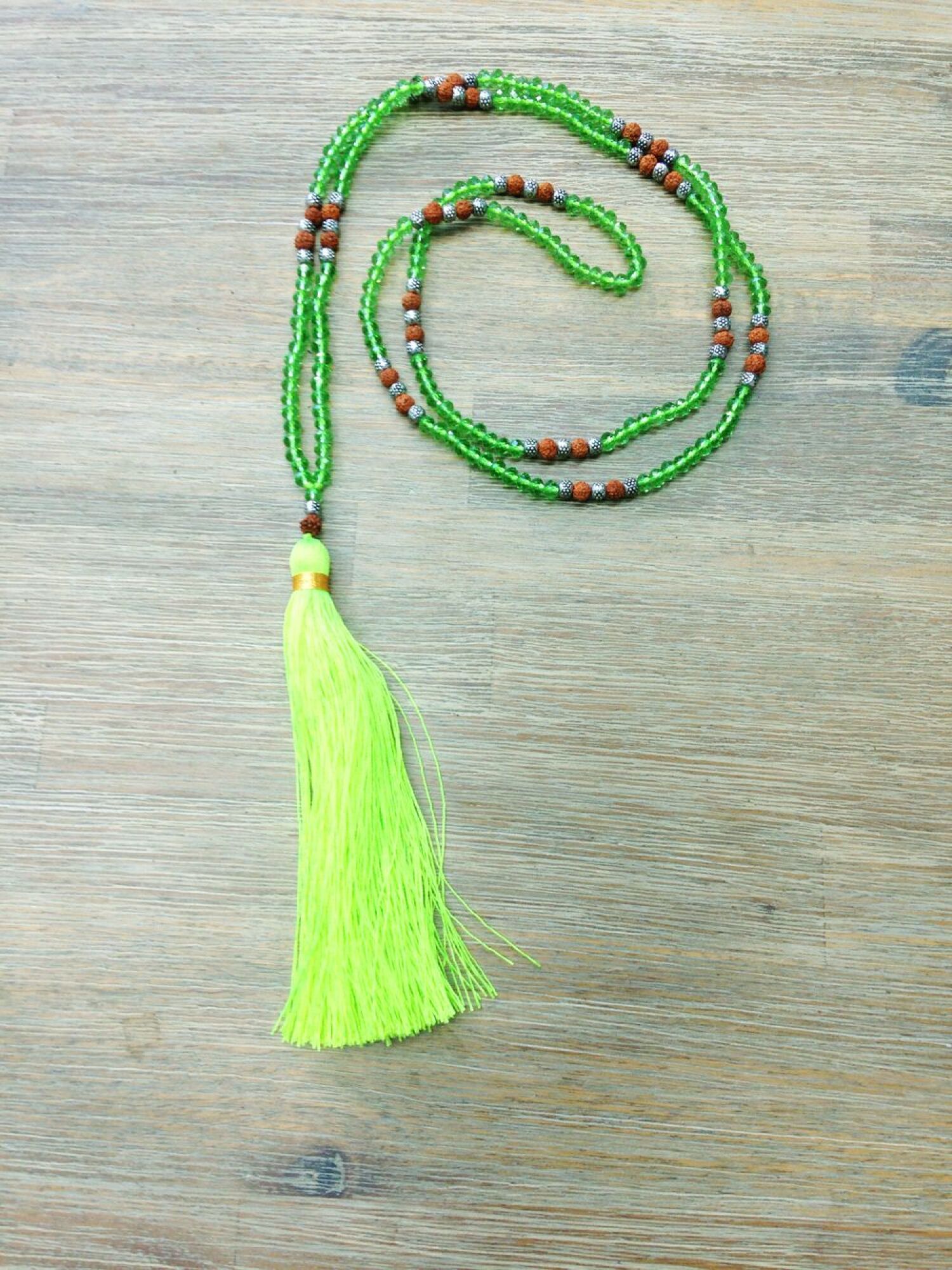 Collier long perles vertes, argenté et marron, pompon vert fluo
