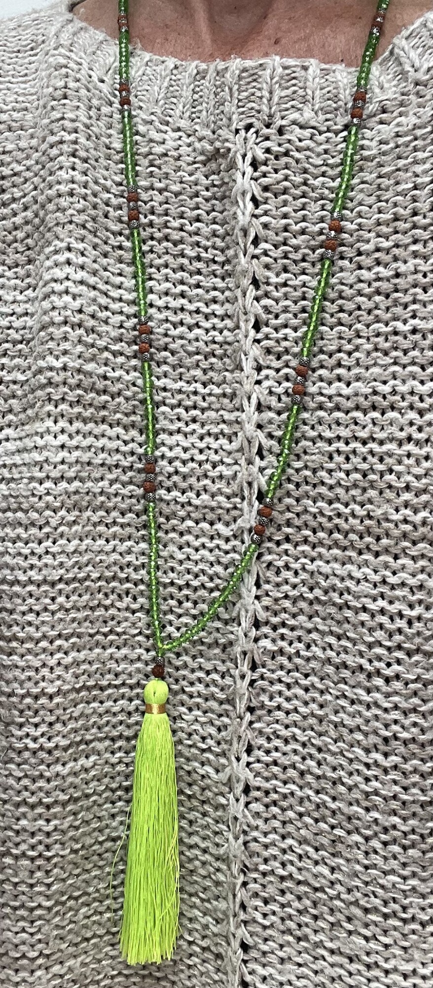 Collier long perles vertes, argenté et marron, pompon vert fluo