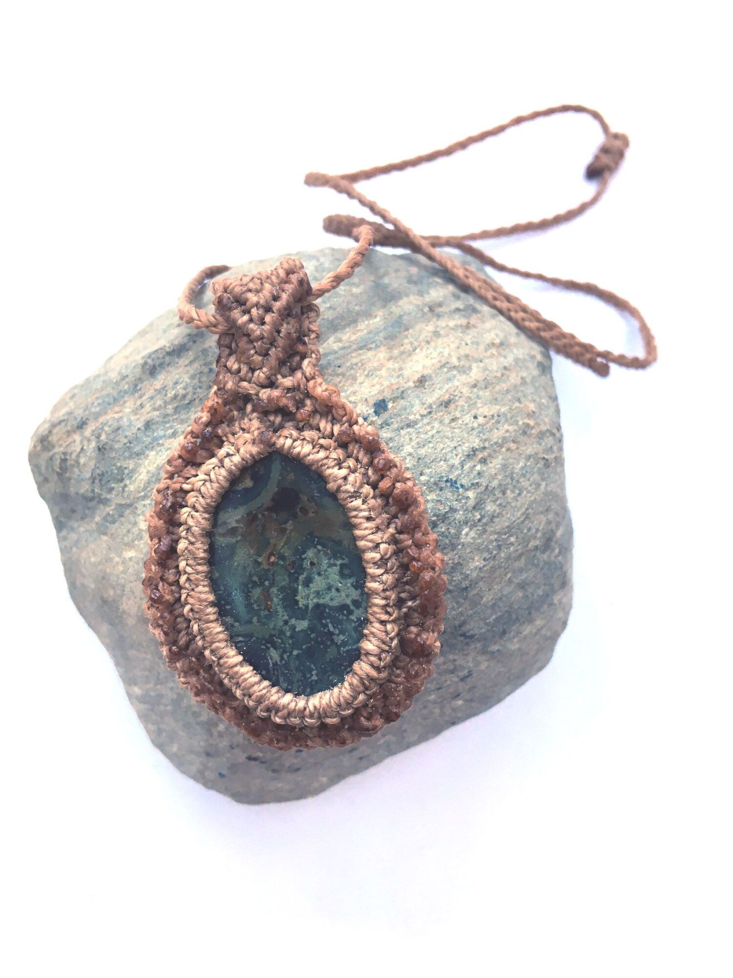 Collier mi-long, sautoir tissé à la main avec jasper beige - modèle unique