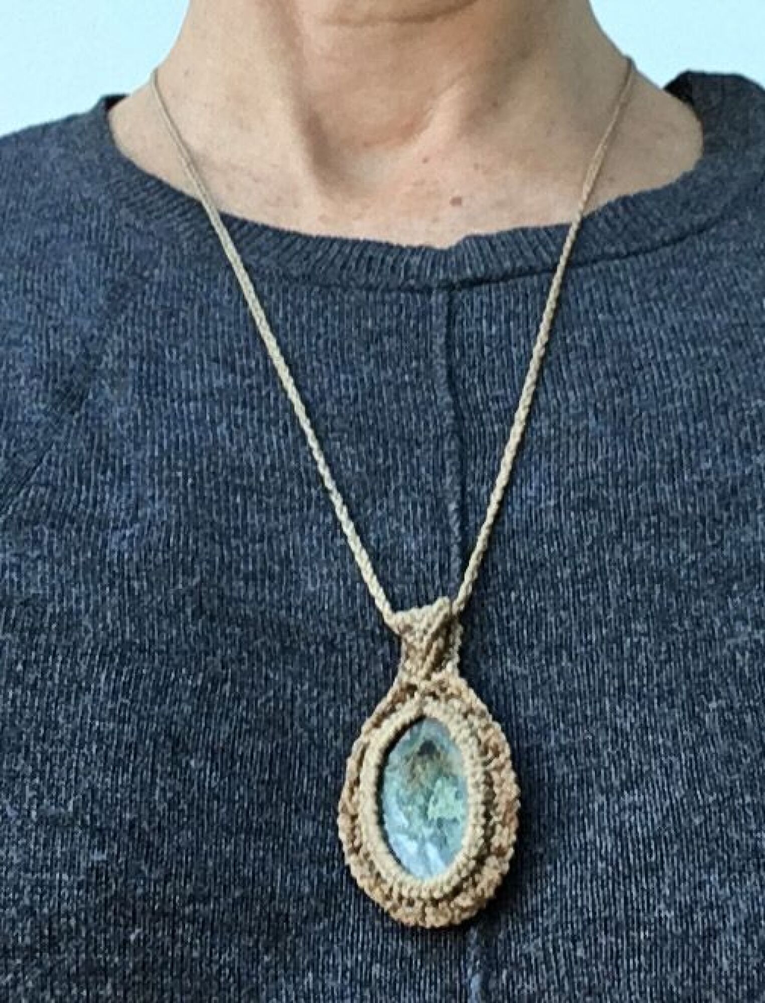 Collier mi-long, sautoir tissé à la main avec jasper beige - modèle unique