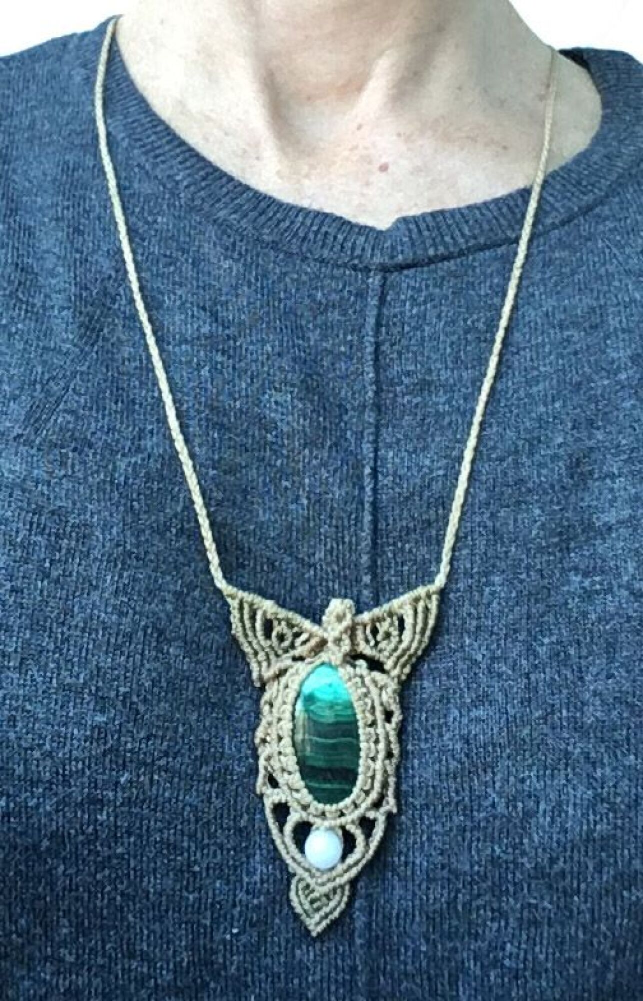 Collier mi-long, sautoir tissé à la main avec malachyte verte  - modele unique