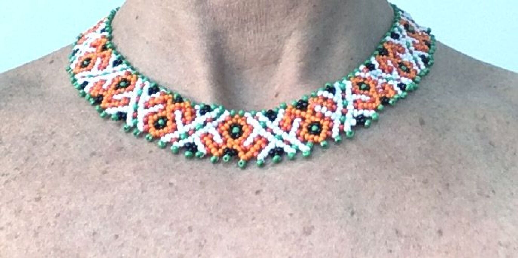 Collier, plastron, ras du cou en perle fait à la main - modele unique
